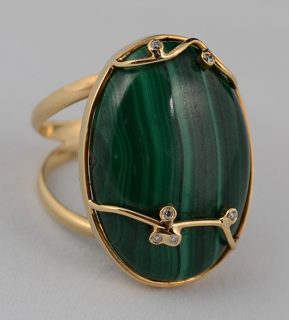 Anel de ouro 18 k, com pedra jade, lapidação oval cabochão com... - foto 2 de 3