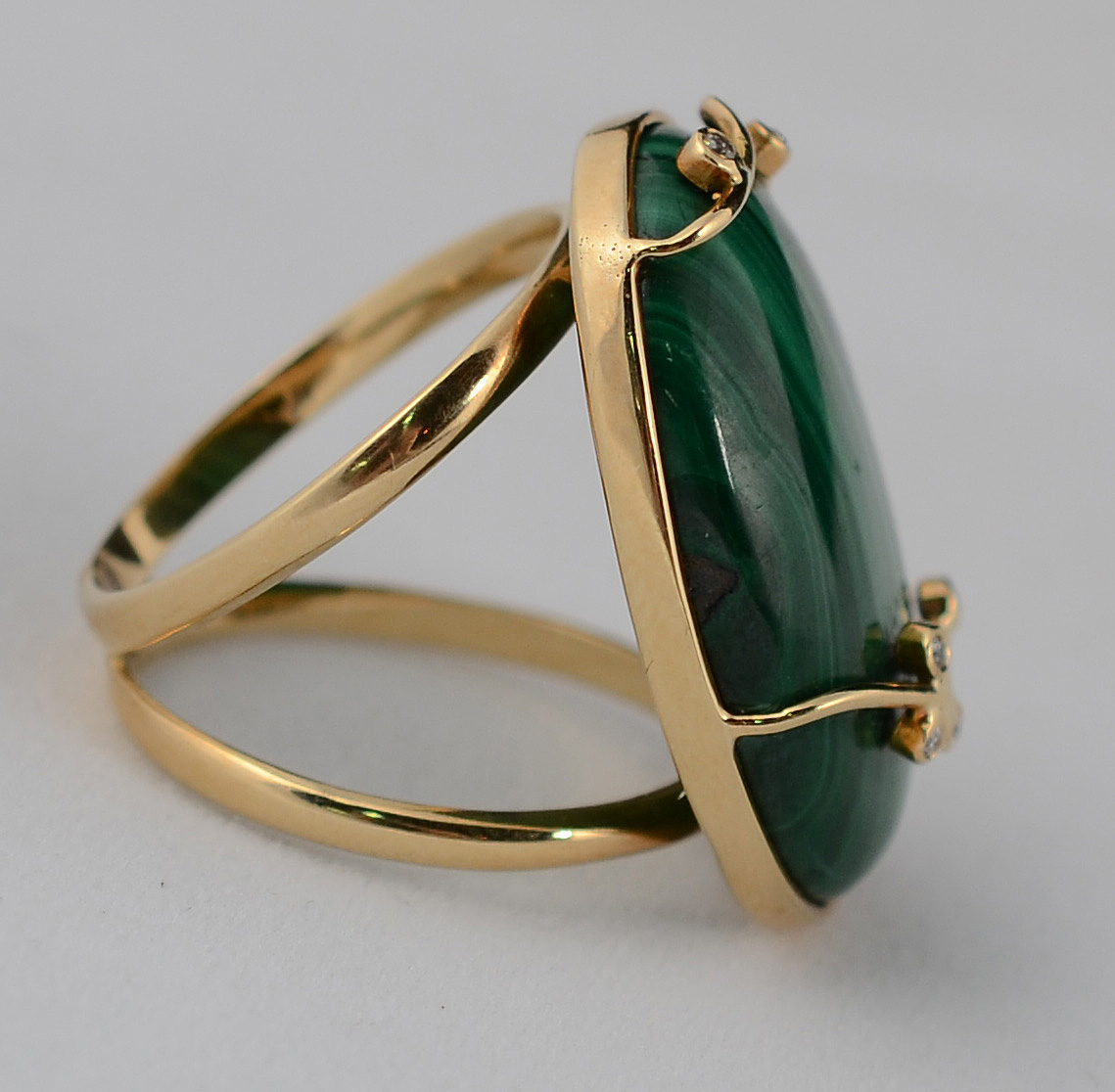 Anel de ouro 18 k, com pedra jade, lapidação oval cabochão com... - foto 3 de 3
