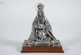 Pietá - Escultura de metal prateado representan... - Pietá - Escultura de metal prateado representando Virgem com Jesus com base de madeira. Altura total 26 cm.