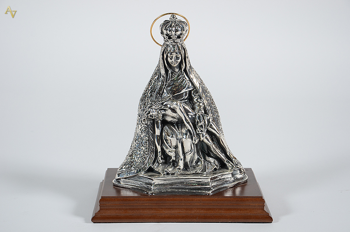 Pietá - Escultura de metal prateado representando Virgem com Jesus... - foto 1 de 2