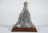 Pietá - Escultura de metal prateado representan... - Pietá - Escultura de metal prateado representando Virgem com Jesus com base de madeira. Altura total 26 cm.