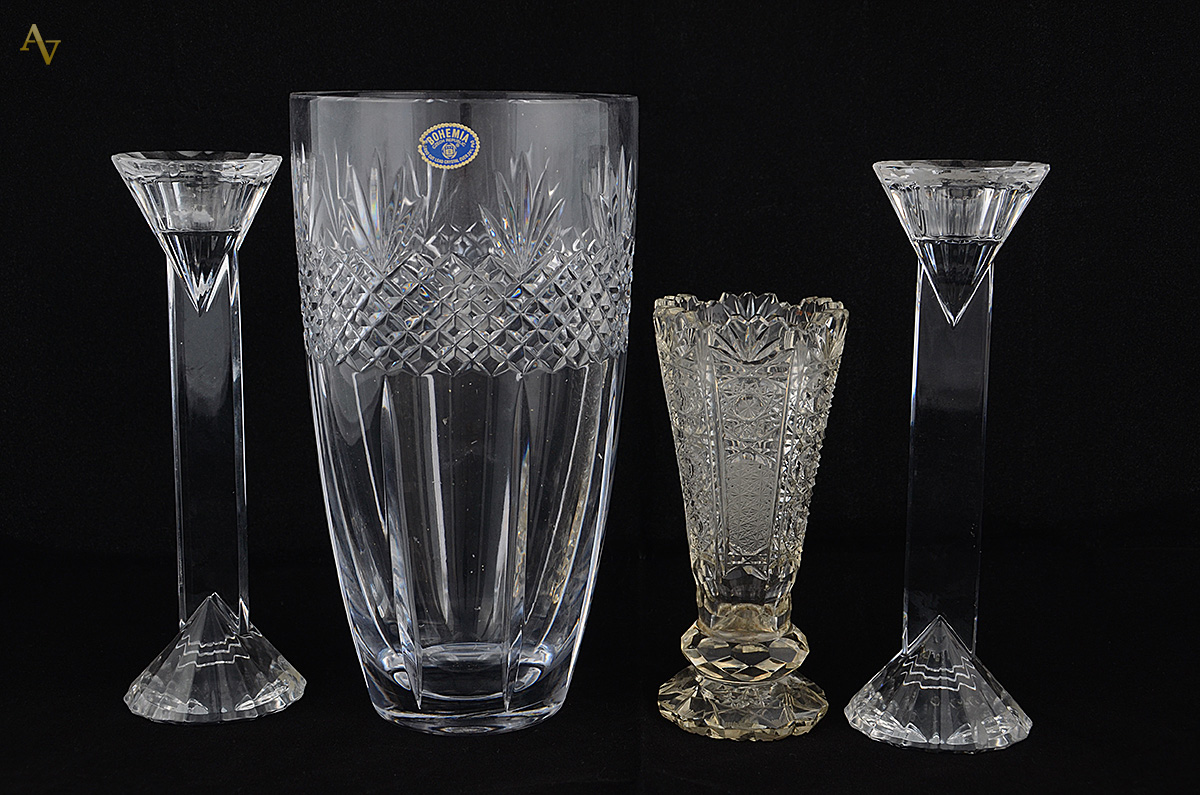 Diversas peças de cristal sendo dois vasos (altura 15,5 cm e 23 cm) e...