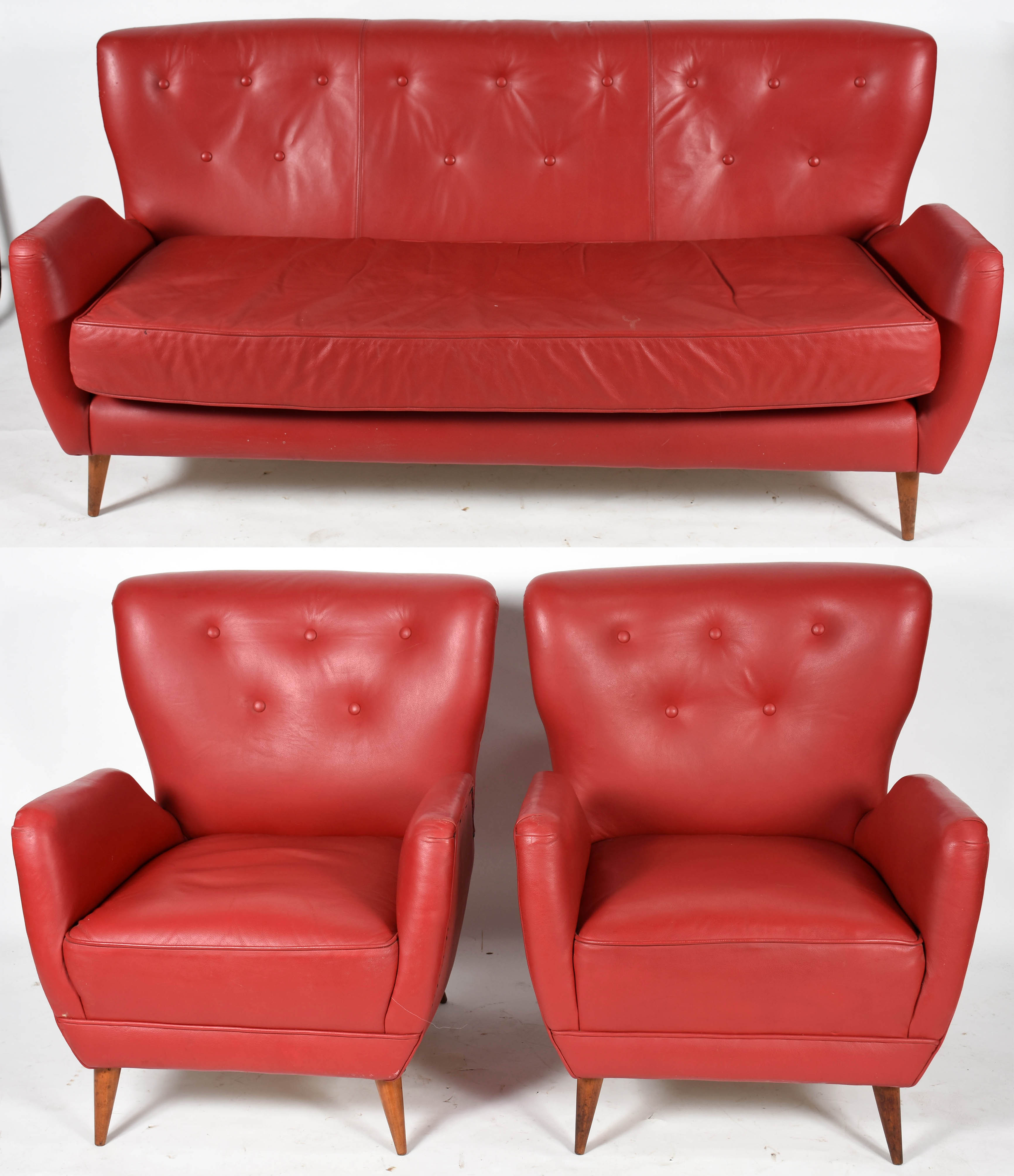 Conjunto de Sofá de três lugares e par de poltronas estofadas e... - foto 1 de 9