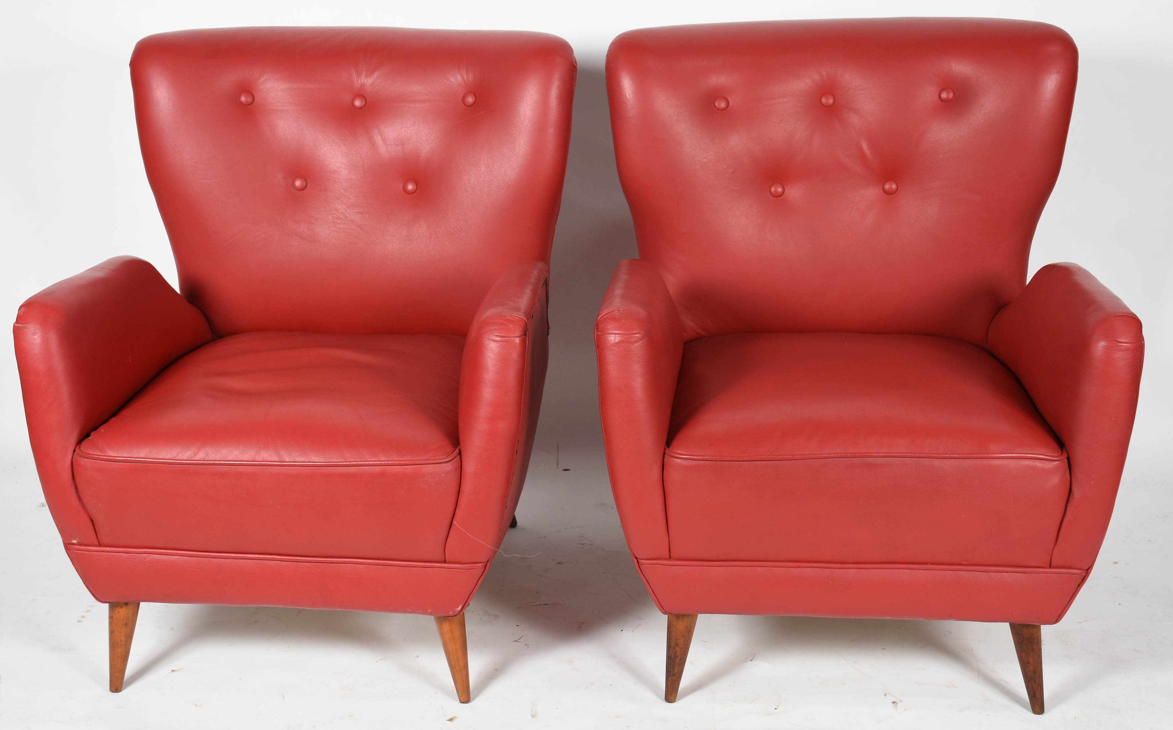 Conjunto de Sofá de três lugares e par de poltronas estofadas e... - foto 2 de 9