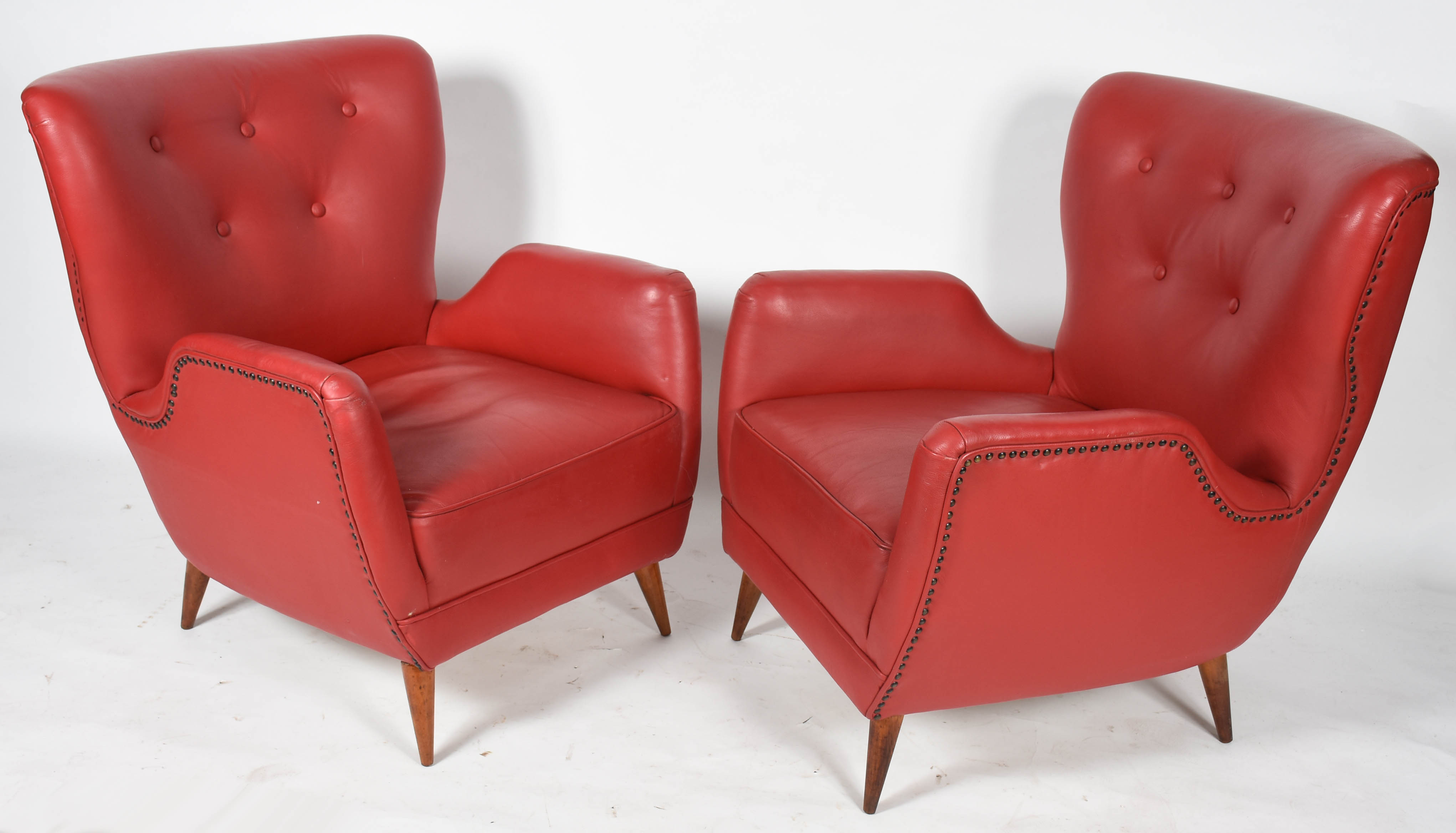 Conjunto de Sofá de três lugares e par de poltronas estofadas e... - foto 4 de 9