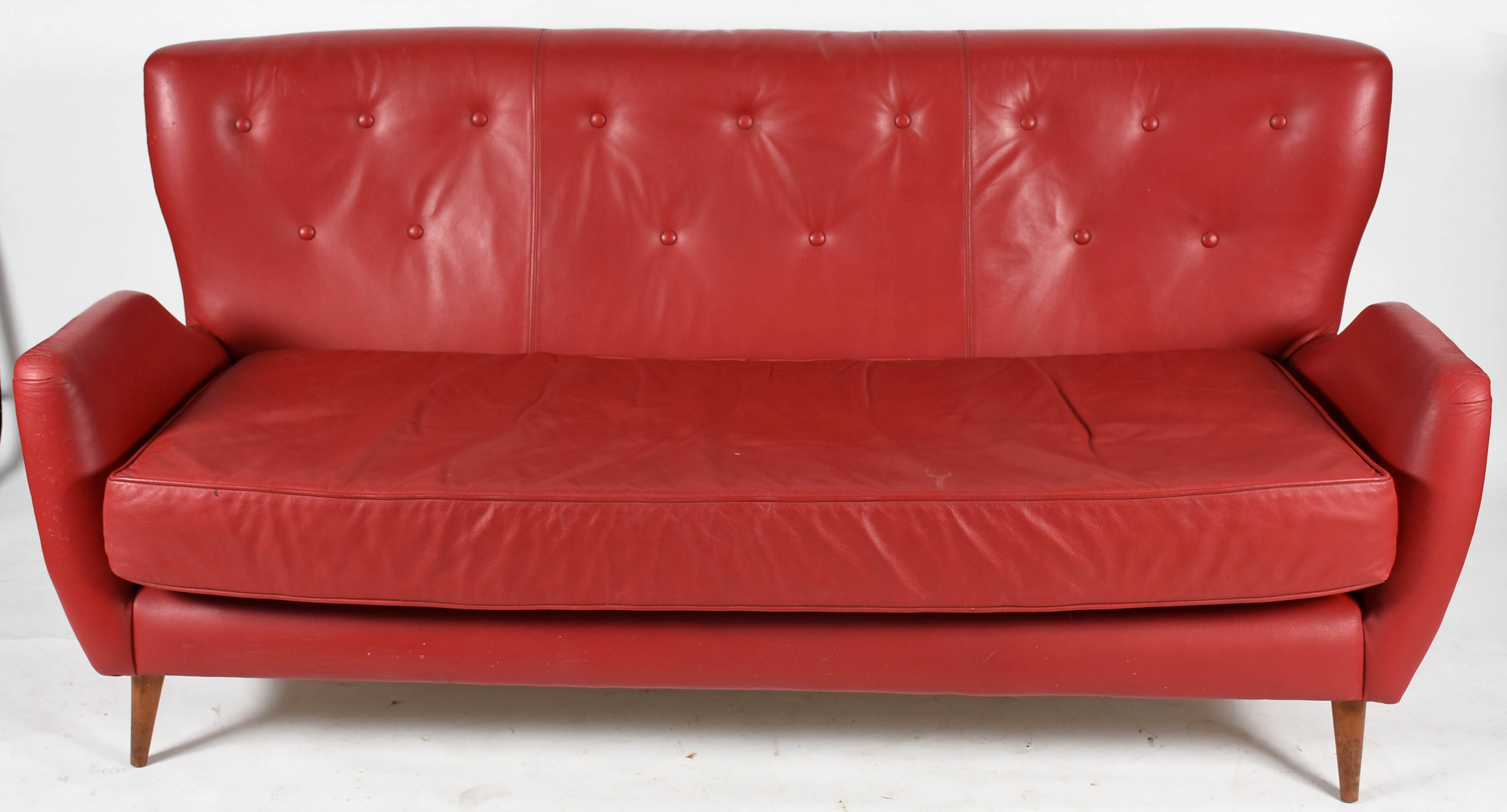 Conjunto de Sofá de três lugares e par de poltronas estofadas e... - foto 6 de 9