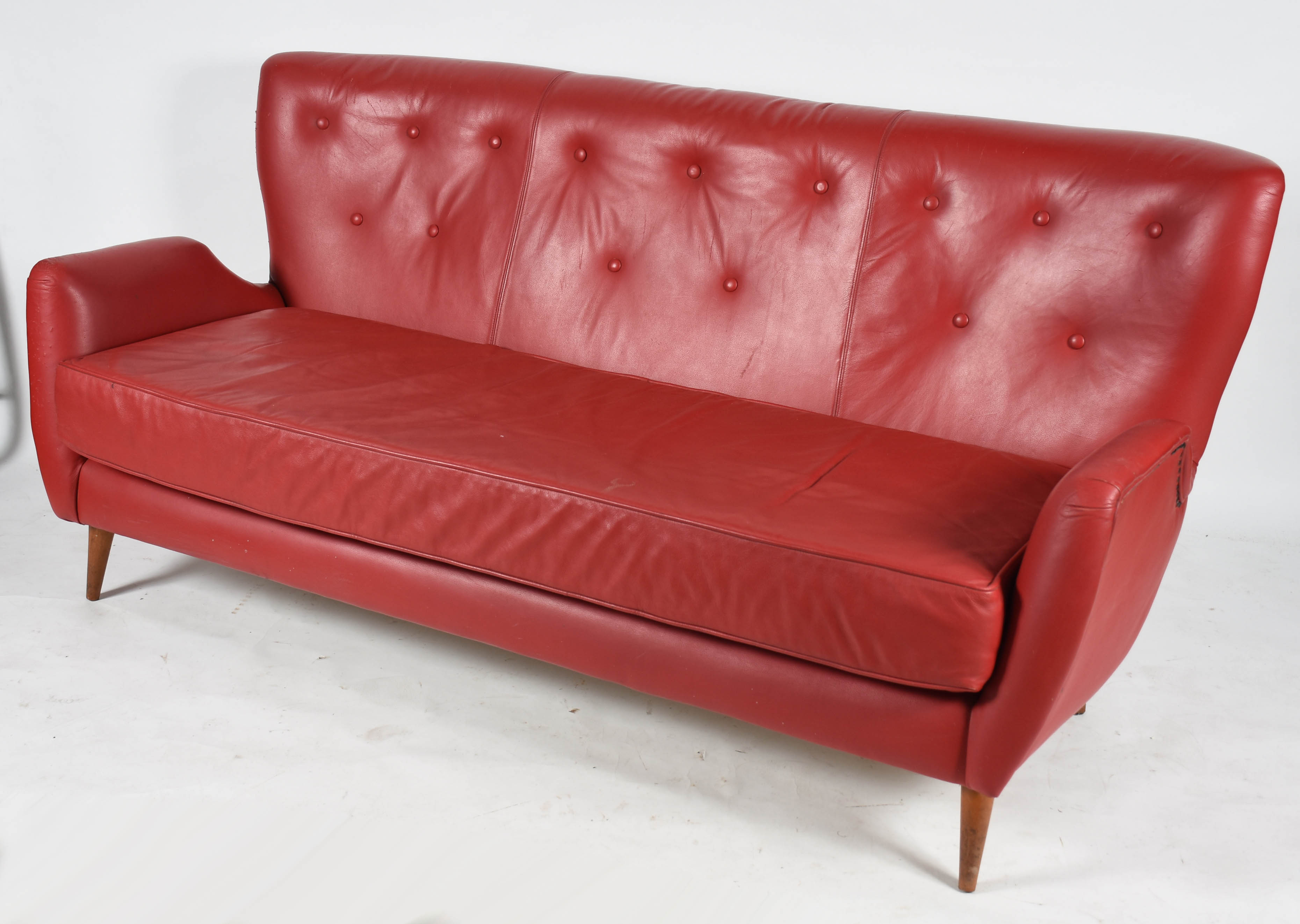Conjunto de Sofá de três lugares e par de poltronas estofadas e... - foto 8 de 9