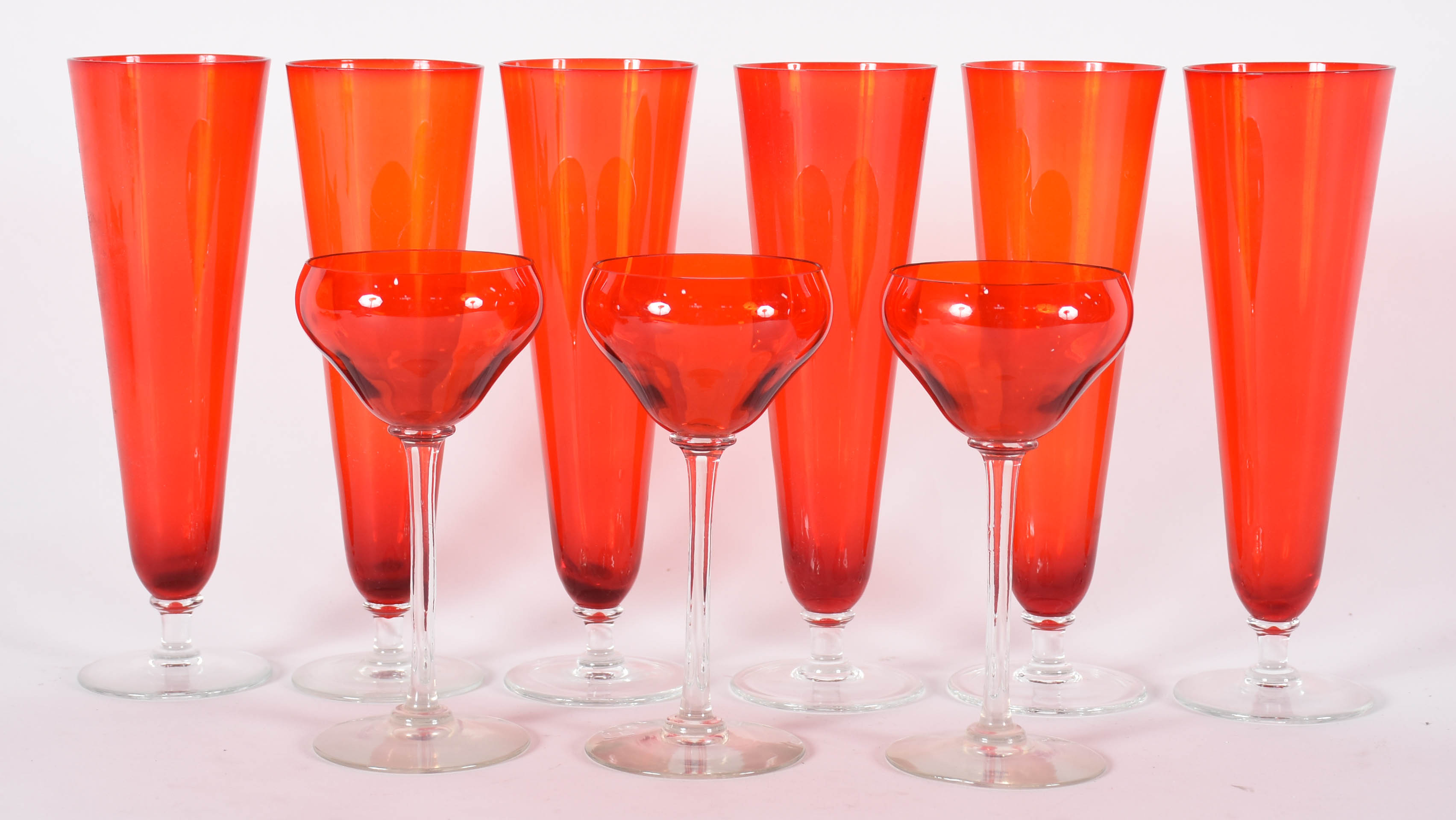 Conjunto com seis flutes de vidro vermelho para champagne e três... - foto 1 de 4