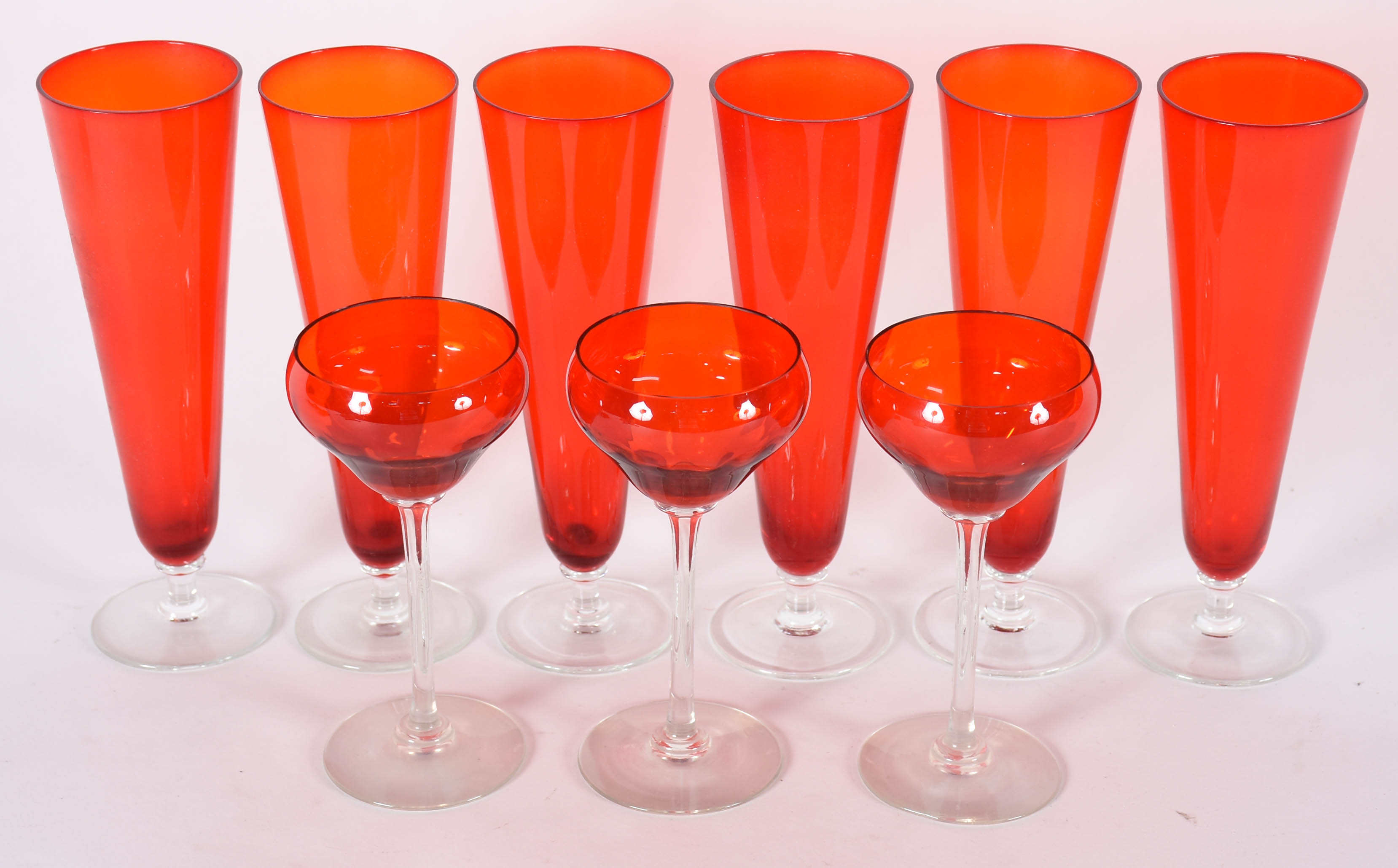 Conjunto com seis flutes de vidro vermelho para champagne e três... - foto 2 de 4