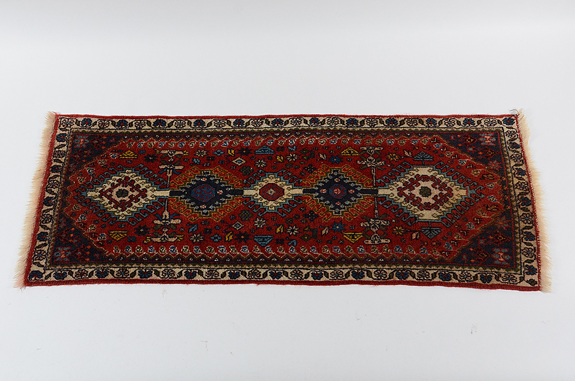 Passadeira Yalameh medidas 1,46 x 0,53 m.