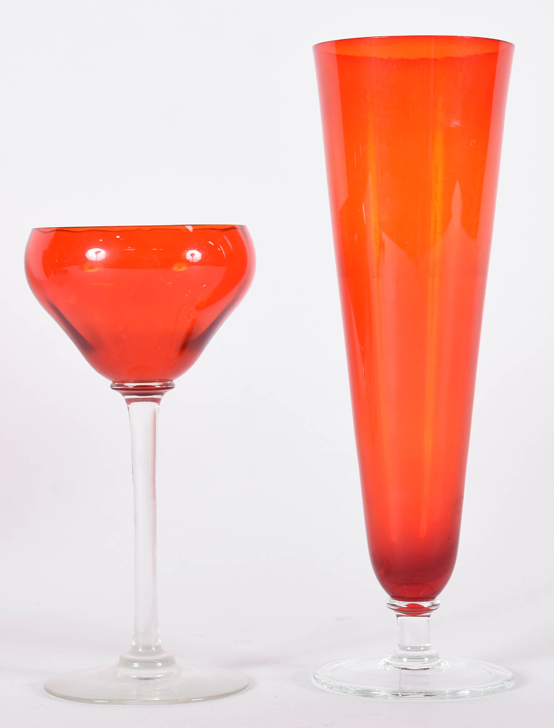 Conjunto com seis flutes de vidro vermelho para champagne e três... - foto 4 de 4
