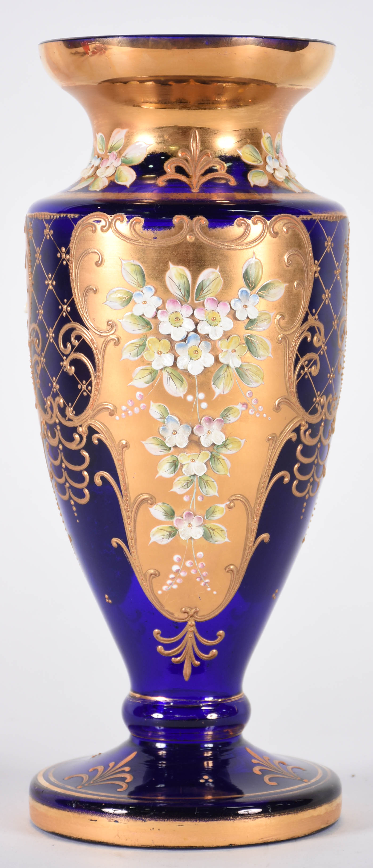 Vaso de cristal tcheco azul cobalto e dourado, flores em relevo... - foto 1 de 4