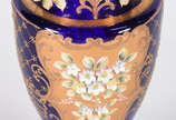 Vaso de cristal tcheco azul cobalto e dourado, ... - Vaso de cristal tcheco azul cobalto e dourado, flores em relevo policromado.