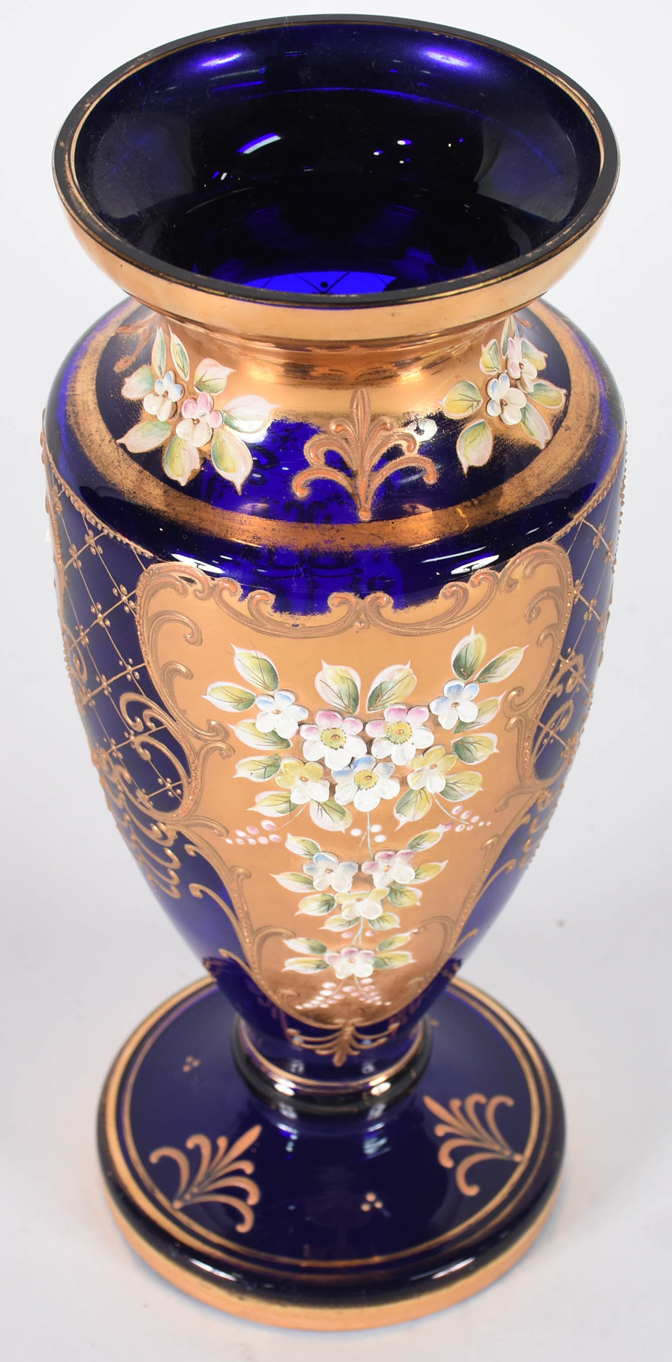 Vaso de cristal tcheco azul cobalto e dourado, flores em relevo... - foto 2 de 4