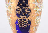Vaso de cristal tcheco azul cobalto e dourado, ... - Vaso de cristal tcheco azul cobalto e dourado, flores em relevo policromado.