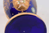 Vaso de cristal tcheco azul cobalto e dourado, ... - Vaso de cristal tcheco azul cobalto e dourado, flores em relevo policromado.