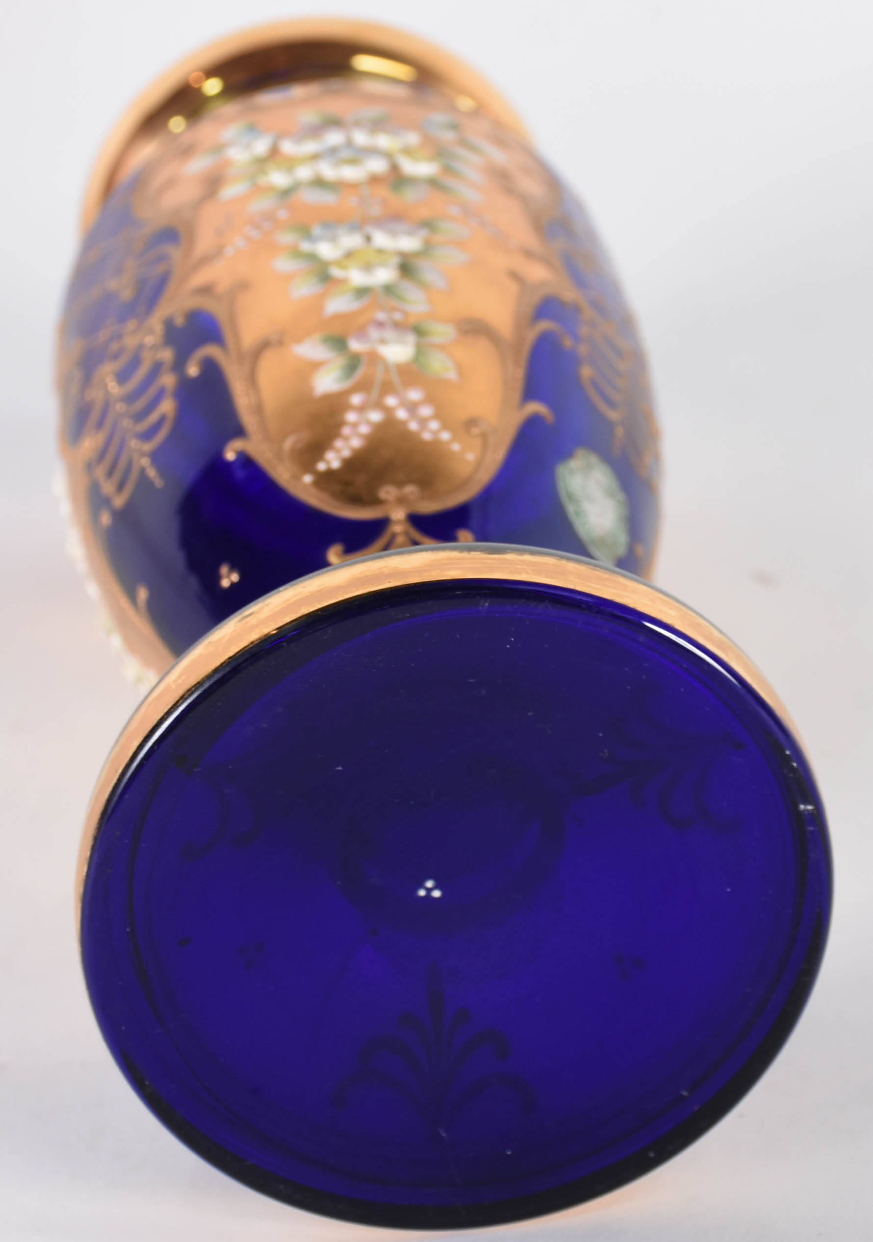 Vaso de cristal tcheco azul cobalto e dourado, flores em relevo... - foto 4 de 4