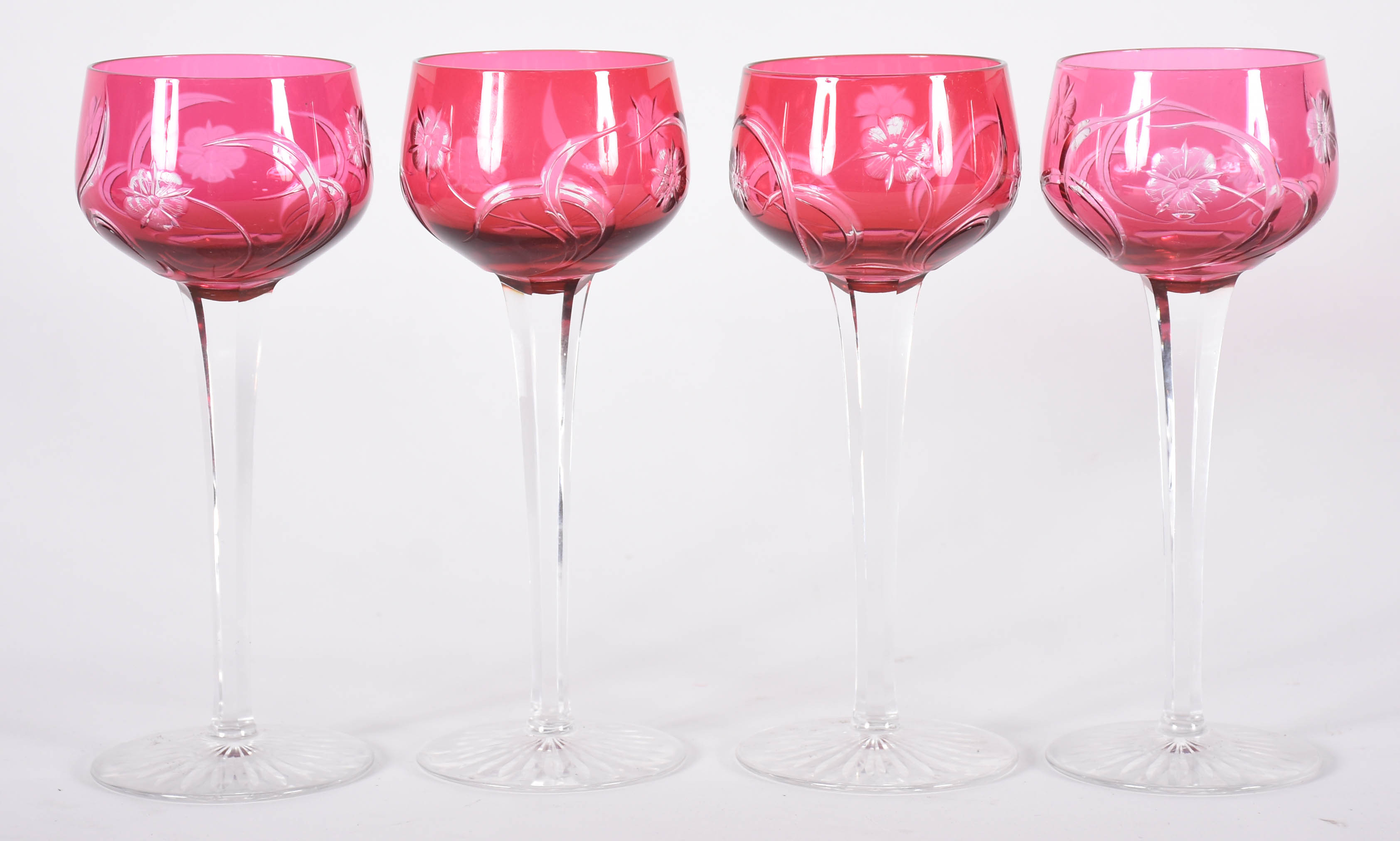 Quatro taças de cristal lapidado de pé alto, na cor rosa com flores... - foto 1 de 3