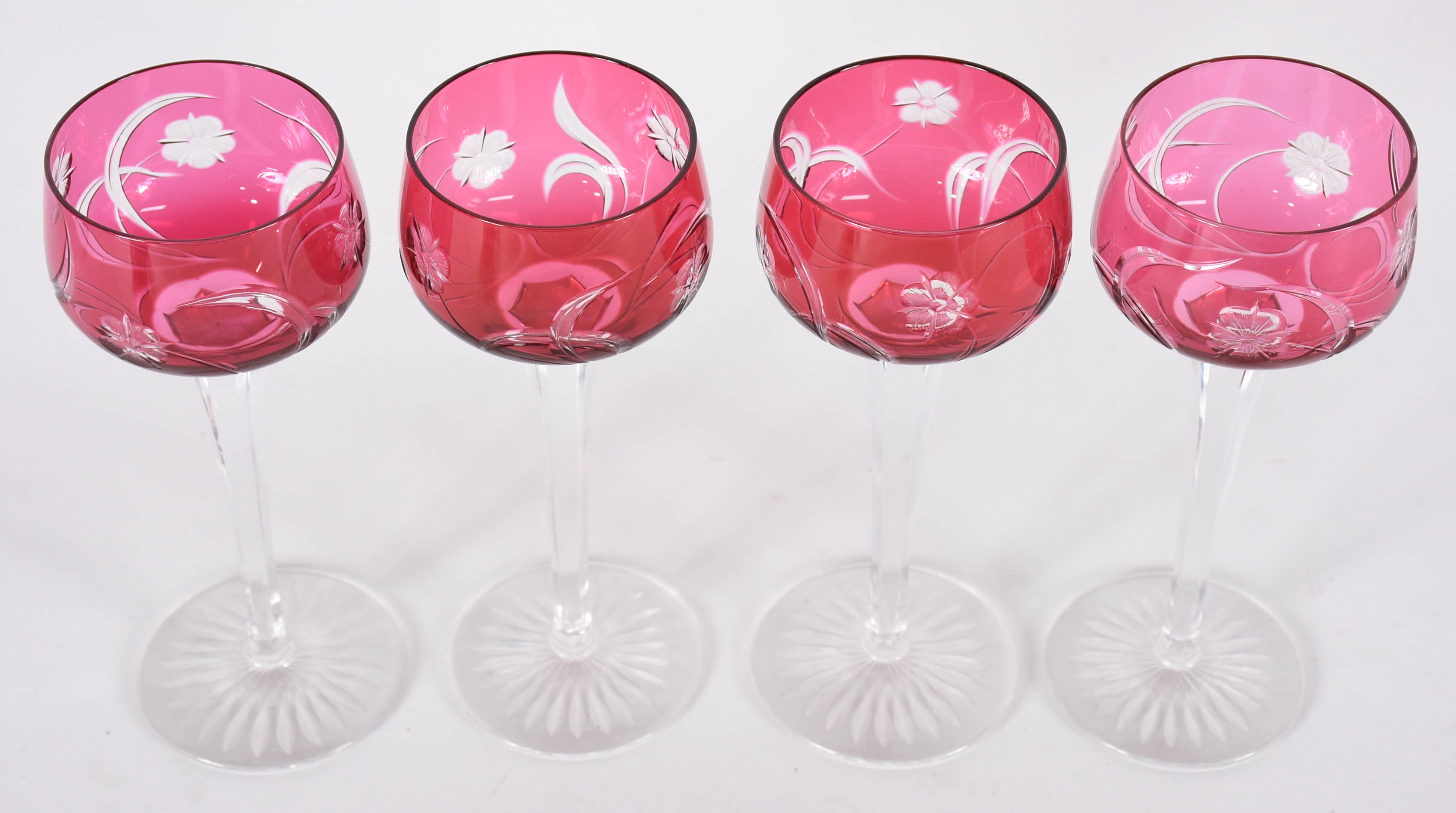 Quatro taças de cristal lapidado de pé alto, na cor rosa com flores... - foto 2 de 3