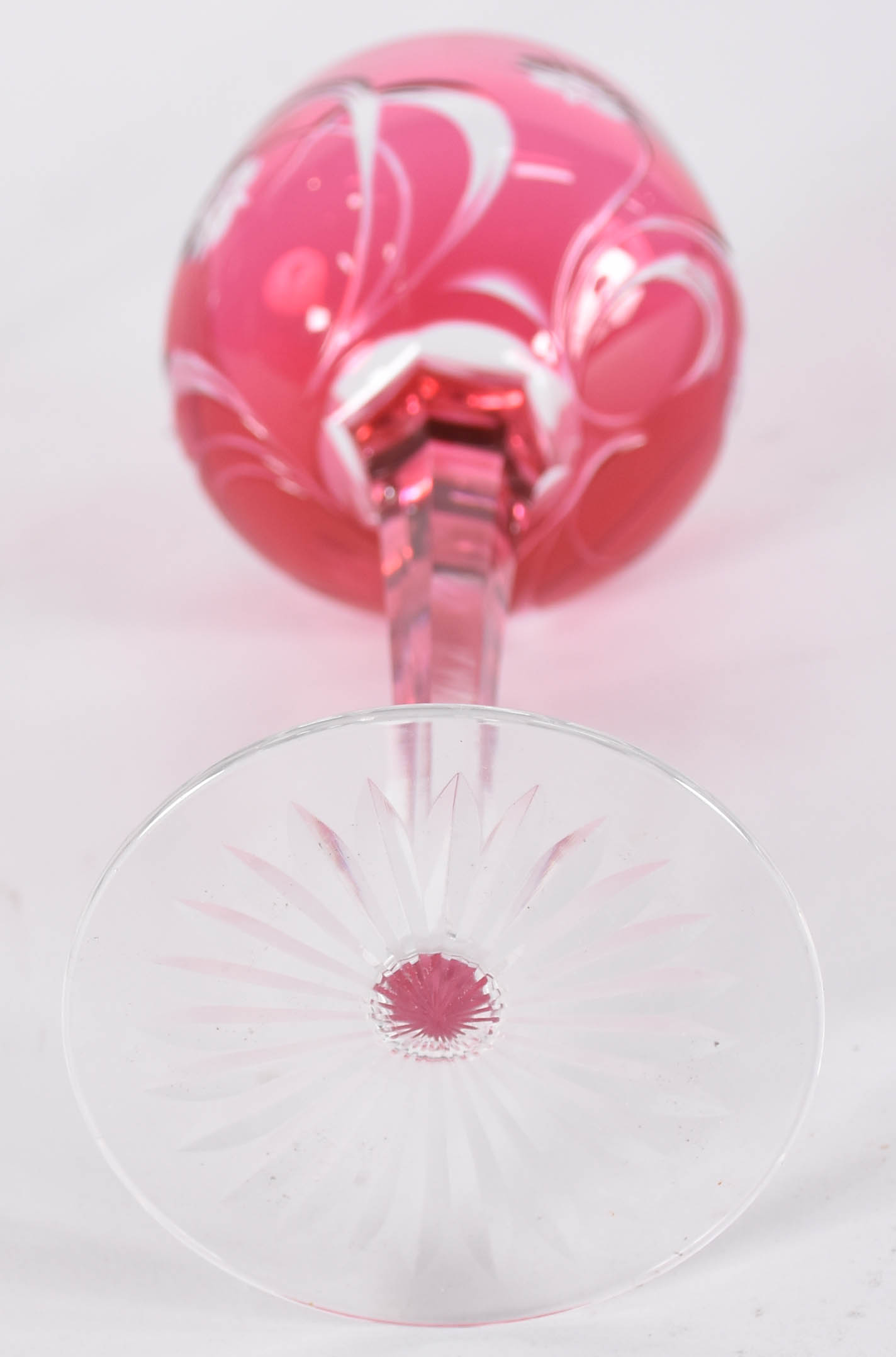 Quatro taças de cristal lapidado de pé alto, na cor rosa com flores... - foto 3 de 3