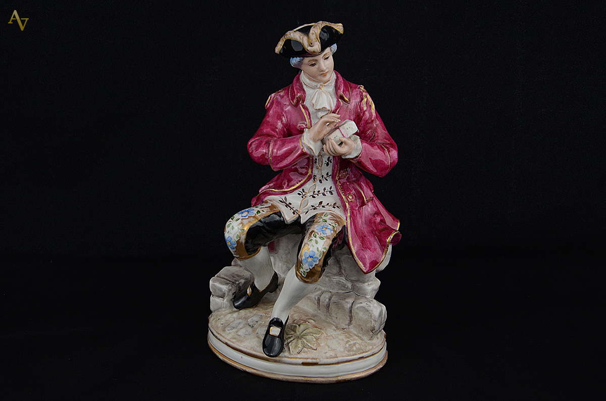 Estatueta de porcelana européia policromada representando jovem... - foto 1 de 2