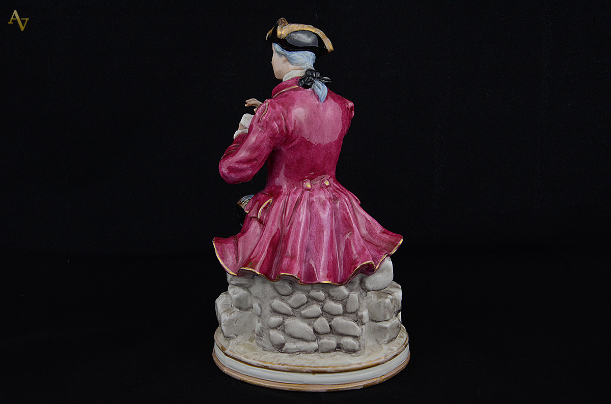 Estatueta de porcelana européia policromada representando jovem... - foto 2 de 2