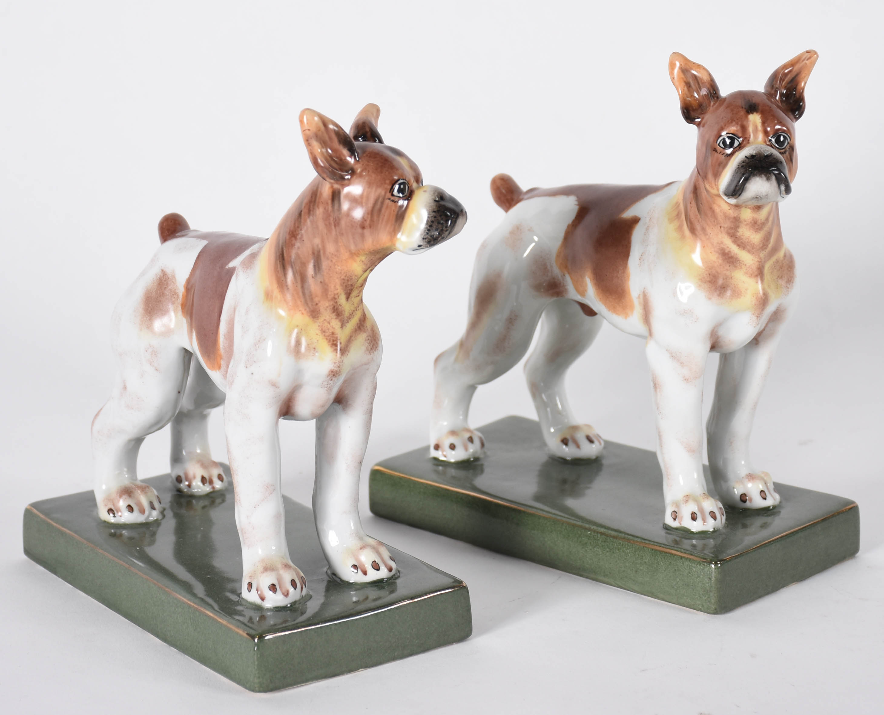 Dois cachorros de porcelana policromada. - foto 1 de 4