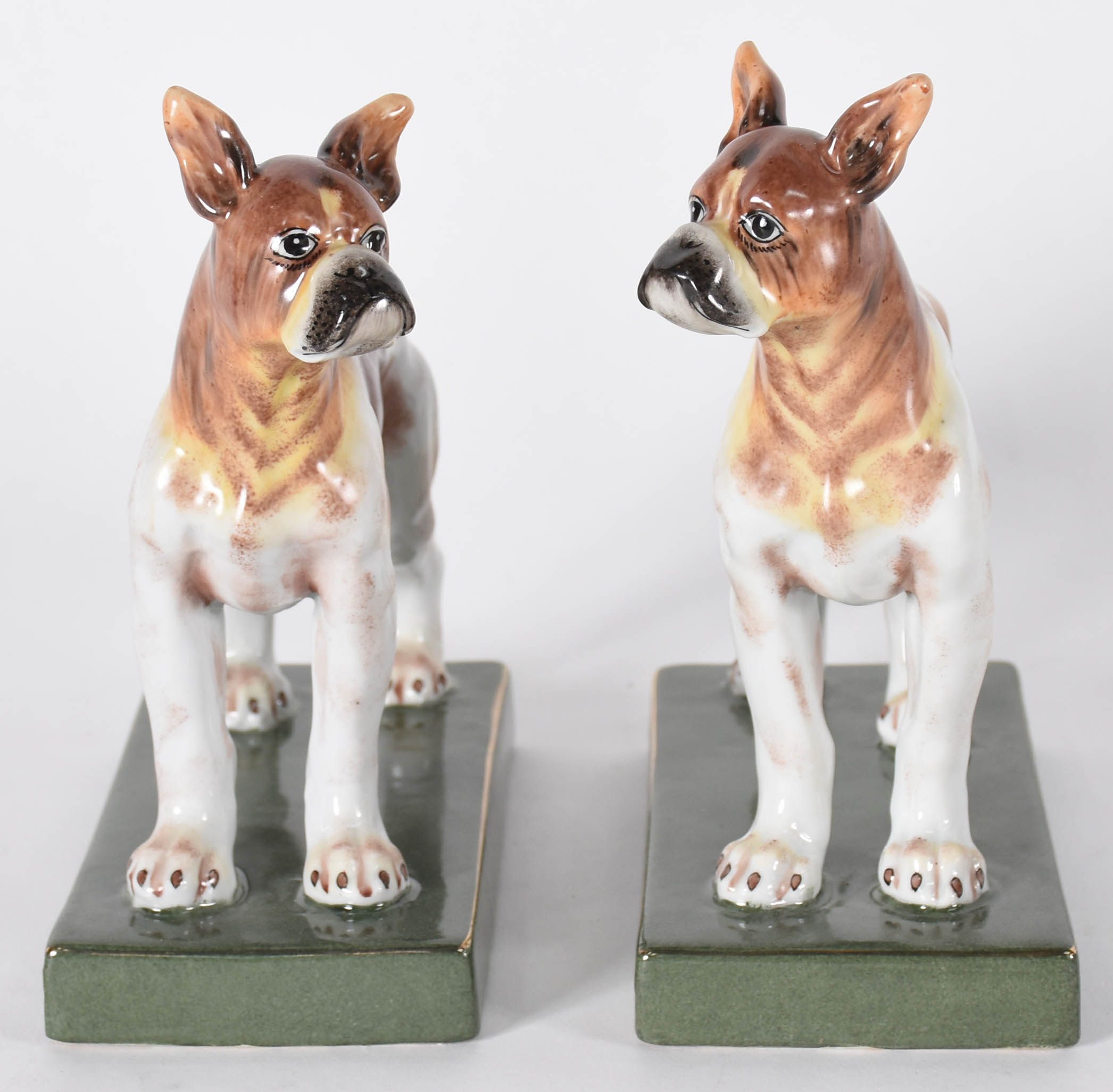 Dois cachorros de porcelana policromada. - foto 2 de 4