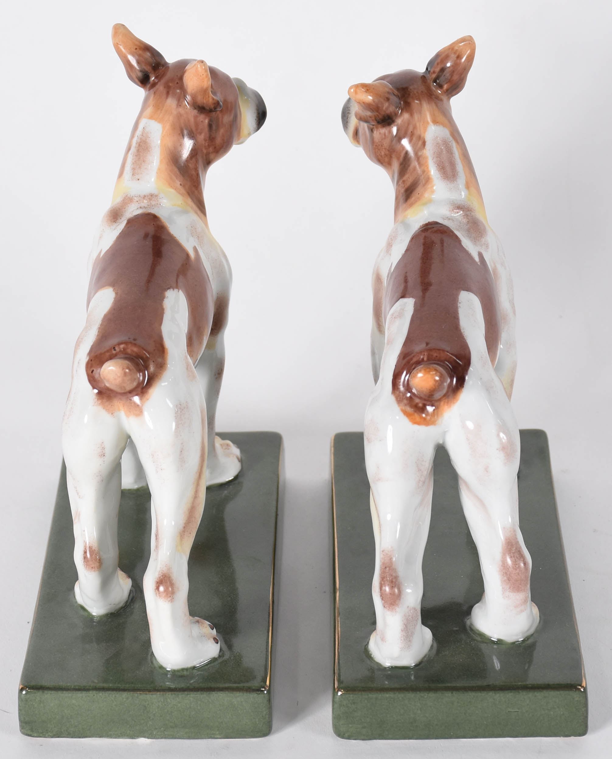 Dois cachorros de porcelana policromada. - foto 3 de 4