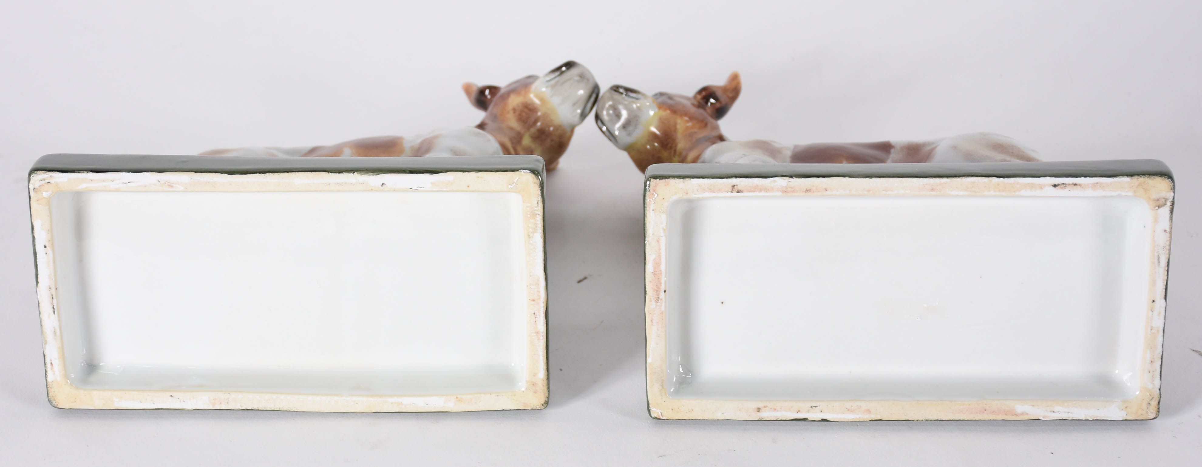 Dois cachorros de porcelana policromada. - foto 4 de 4