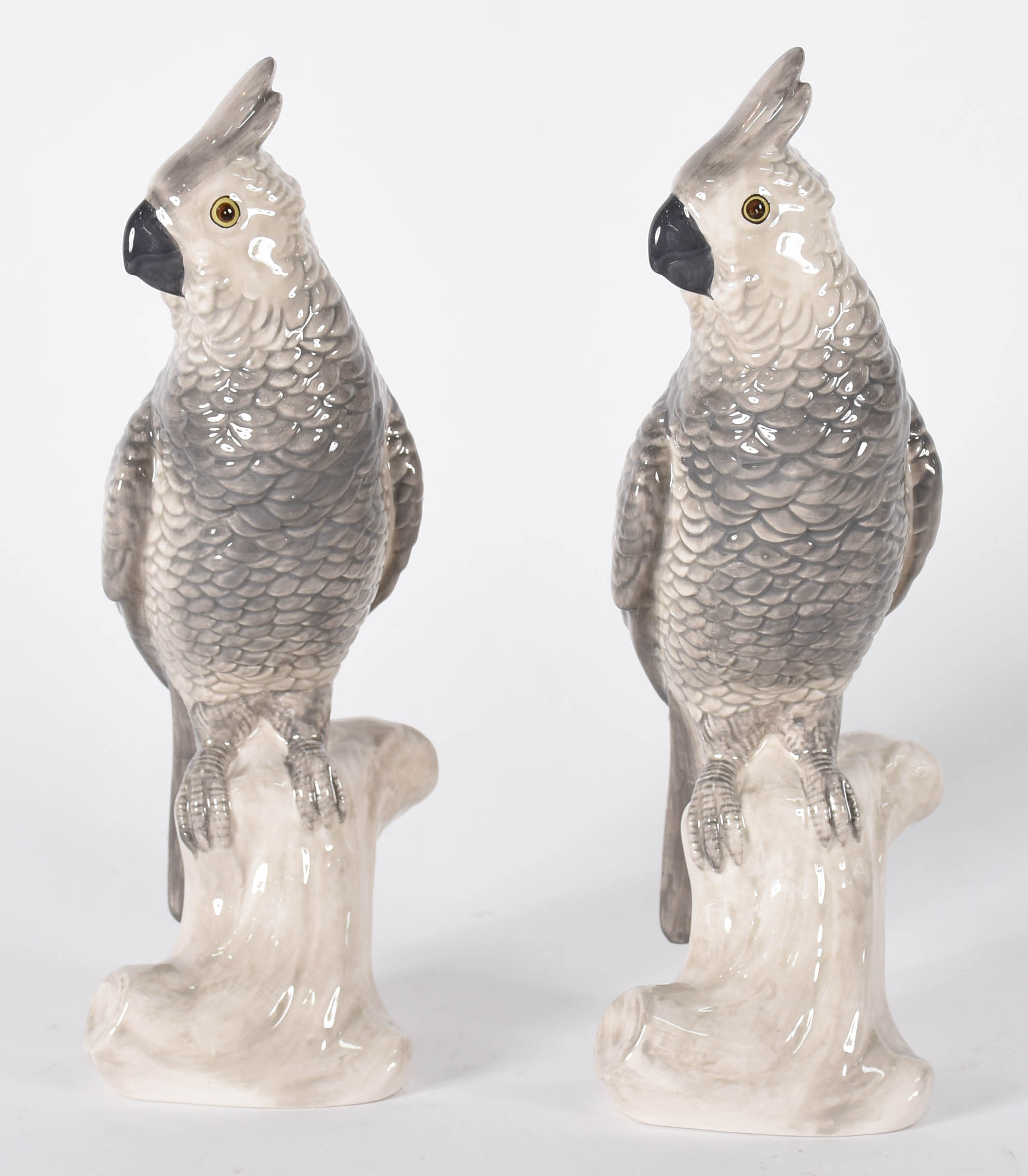 Par de estatuetas de porcelana representando cacatuas na cor cinza... - foto 1 de 4