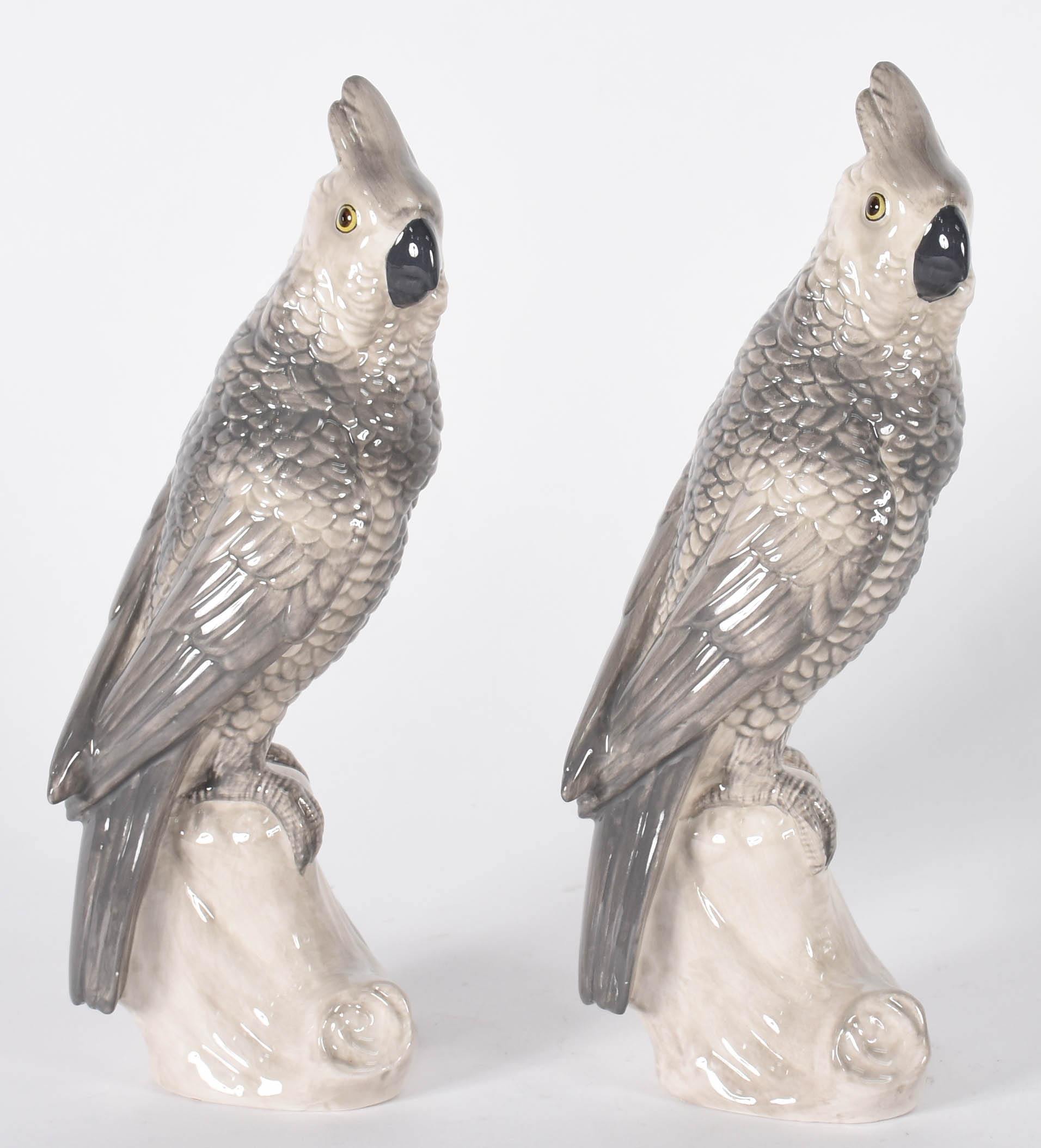 Par de estatuetas de porcelana representando cacatuas na cor cinza... - foto 2 de 4