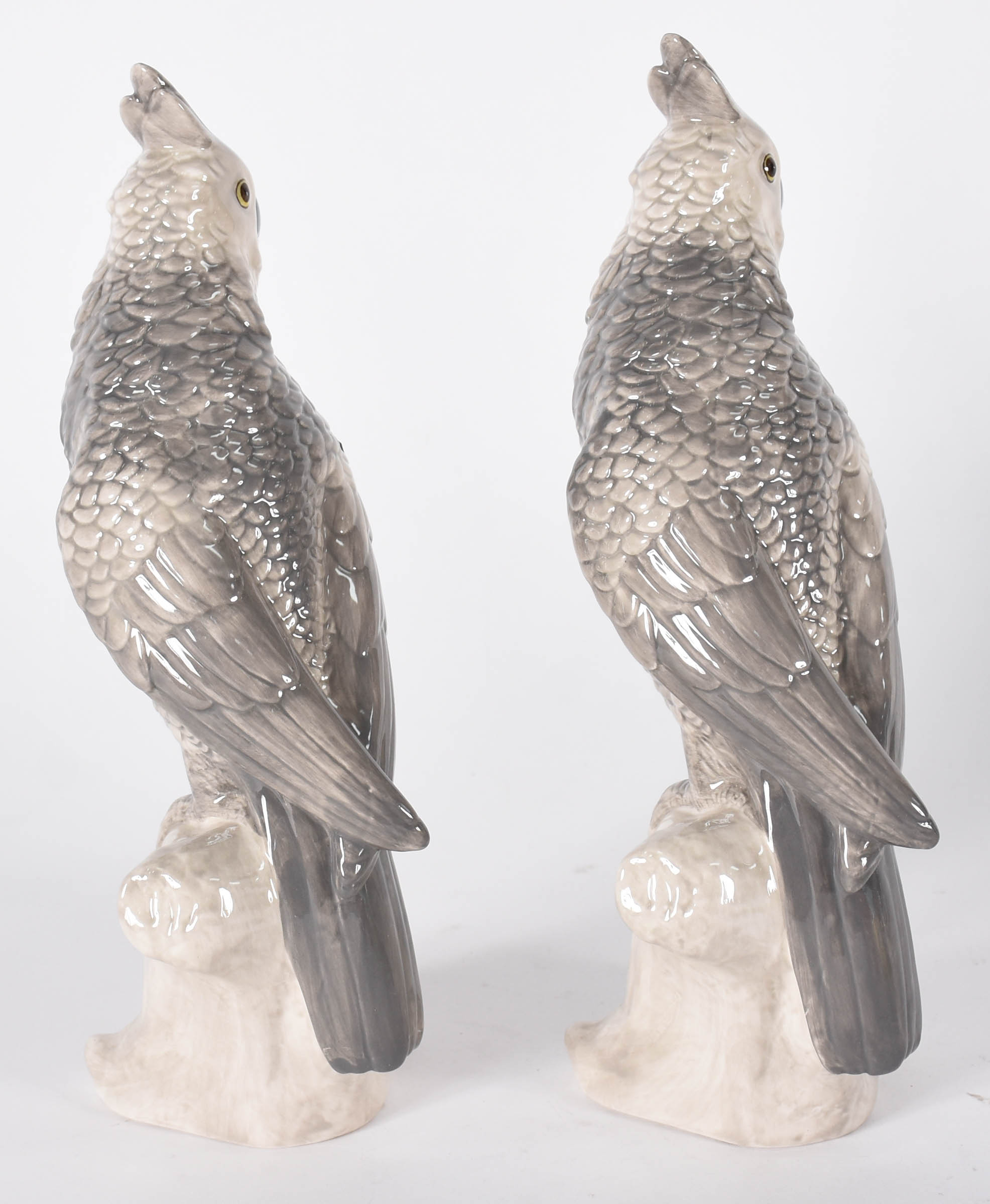 Par de estatuetas de porcelana representando cacatuas na cor cinza... - foto 3 de 4