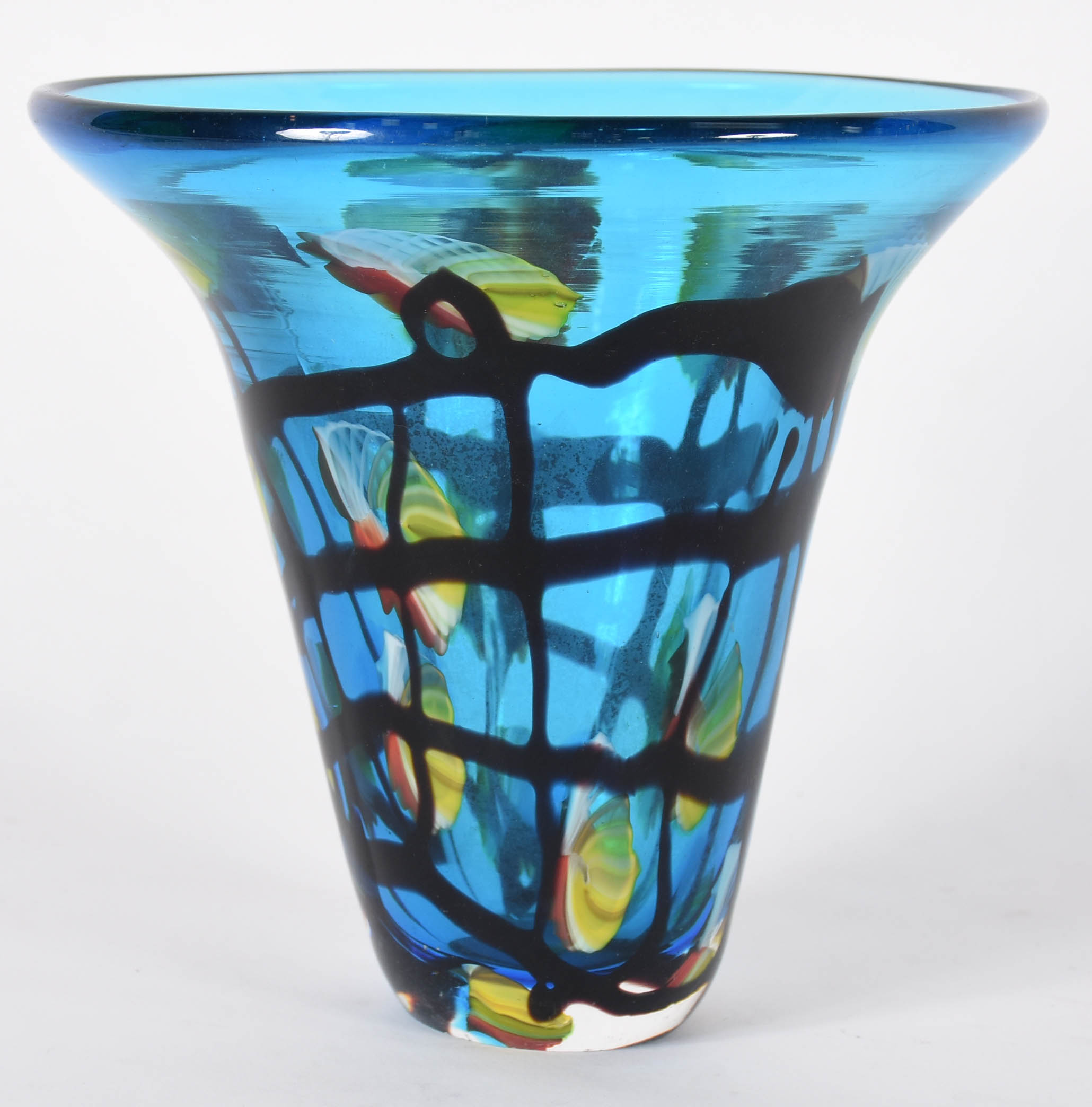 Vaso decorativo de vidro azul transparente com desenhos coloridos. - foto 1 de 3