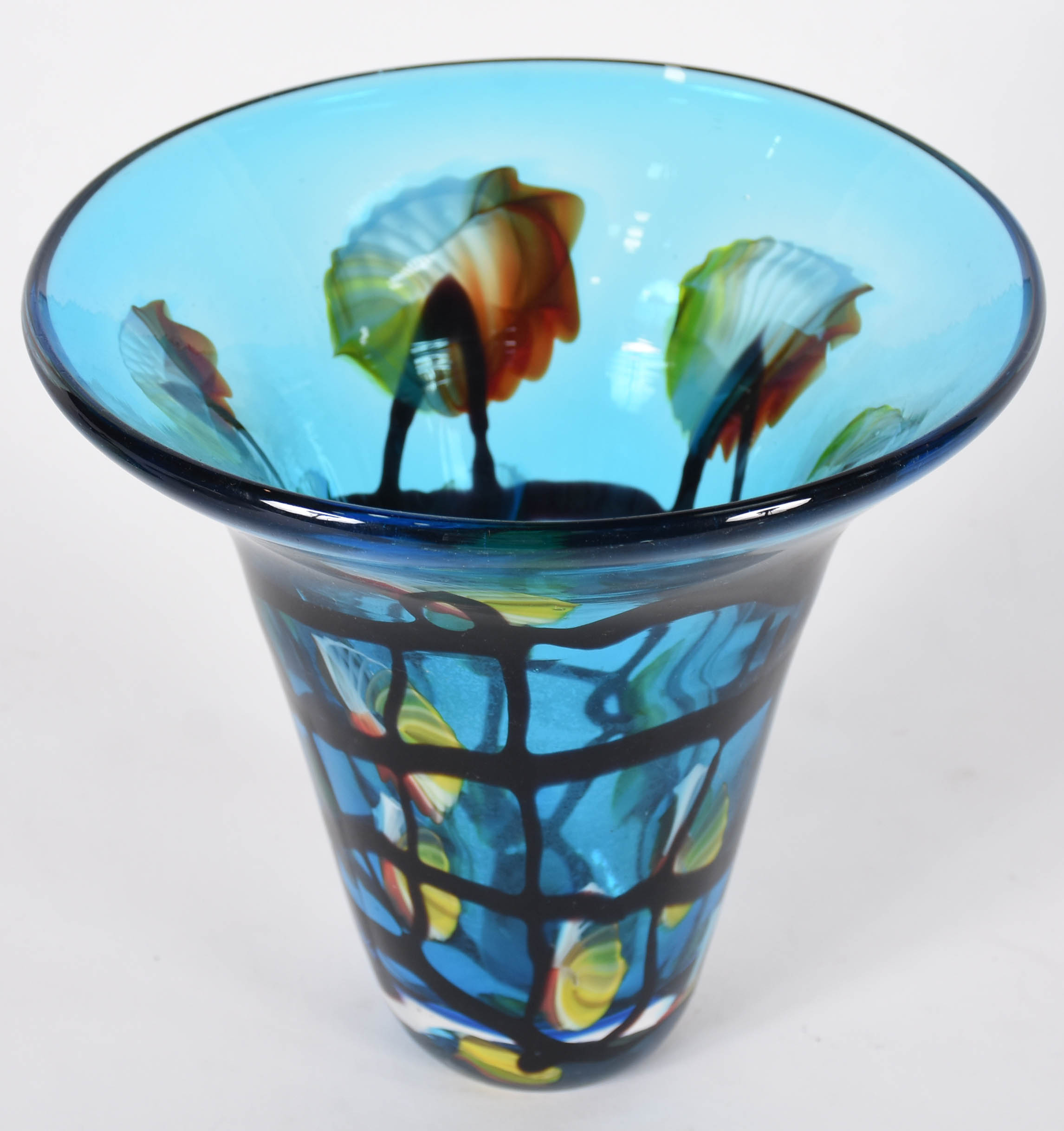 Vaso decorativo de vidro azul transparente com desenhos coloridos. - foto 2 de 3