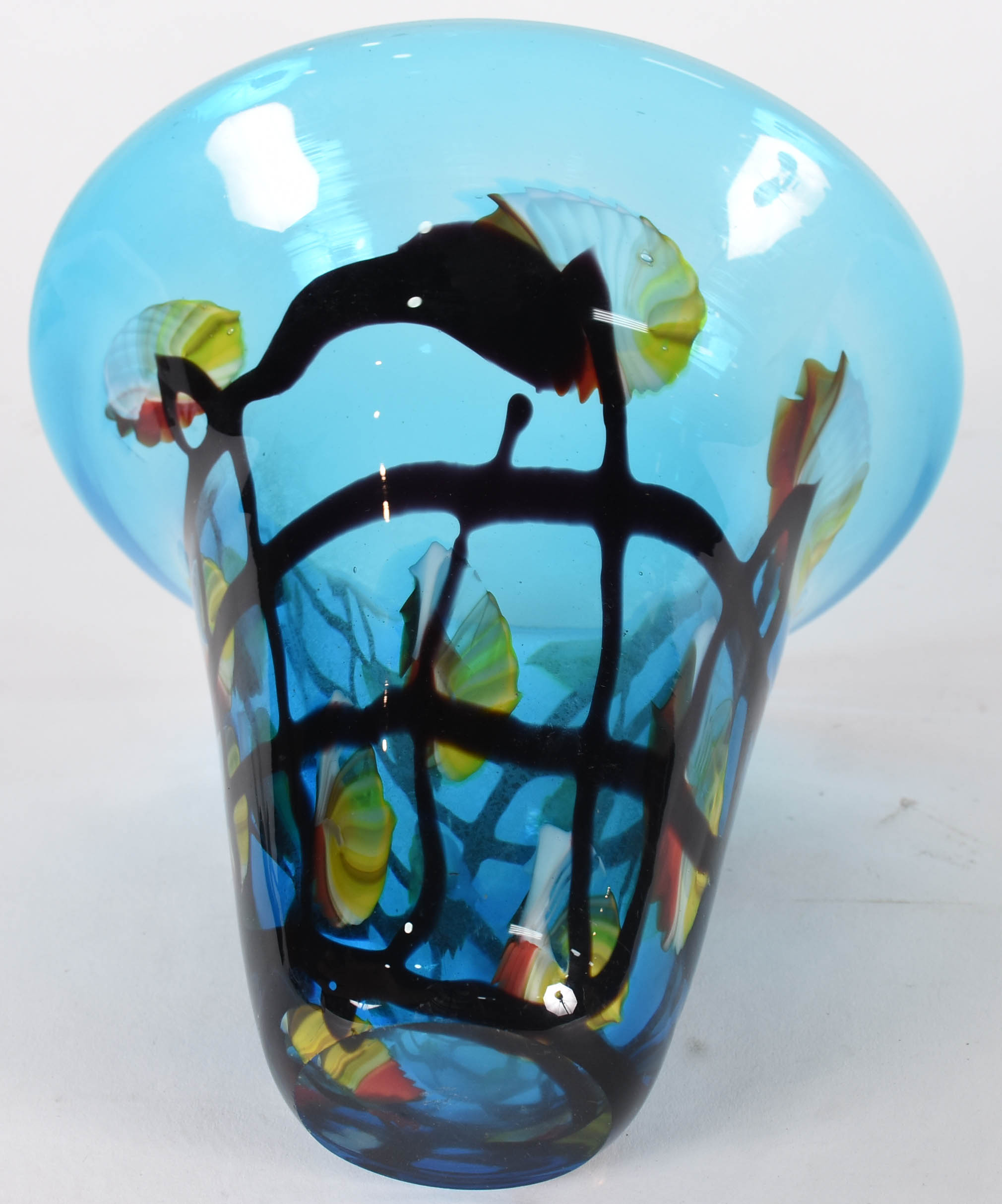 Vaso decorativo de vidro azul transparente com desenhos coloridos. - foto 3 de 3