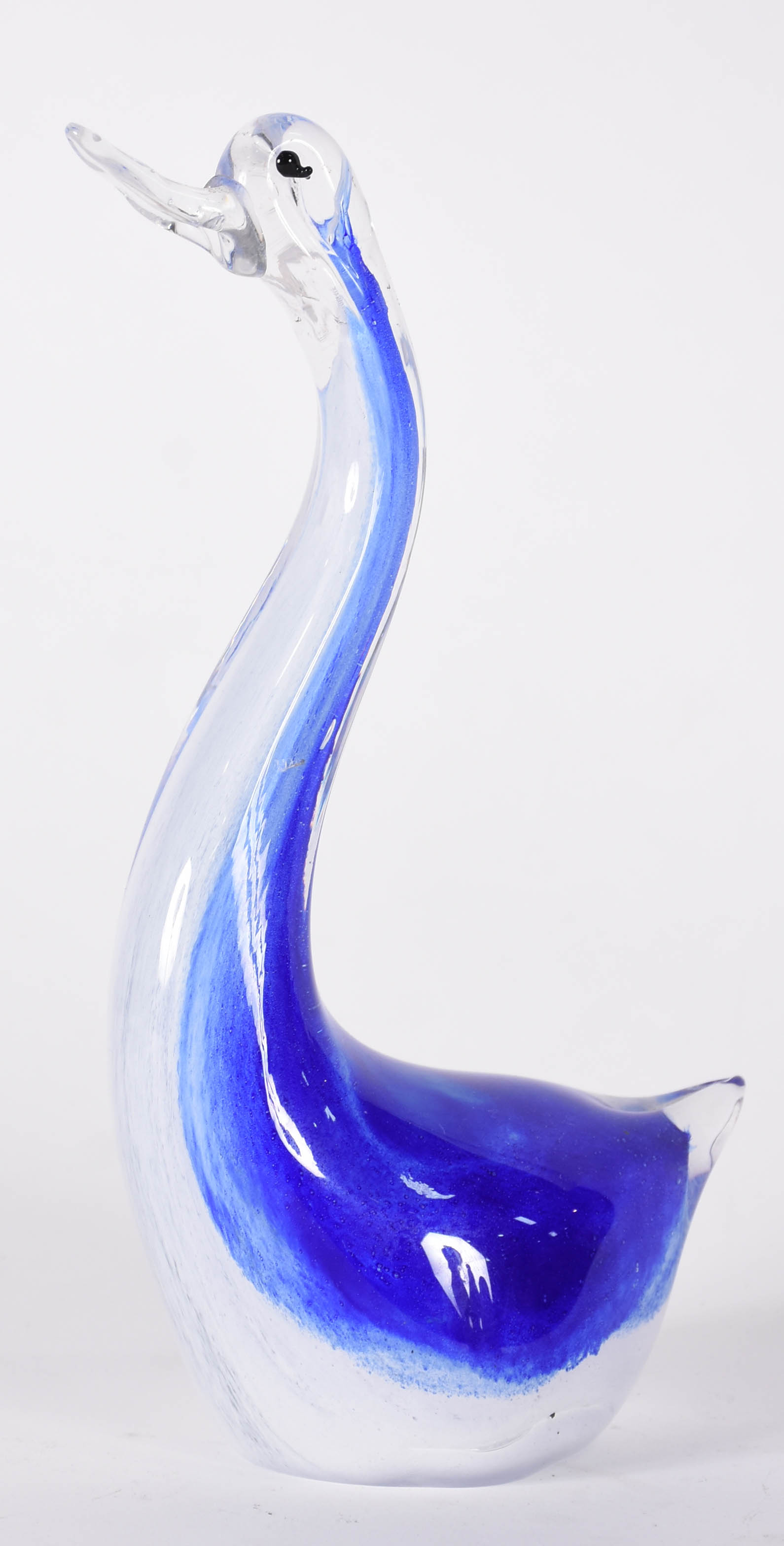 Escultura de vidro azul e branco representando cisne. - foto 1 de 4