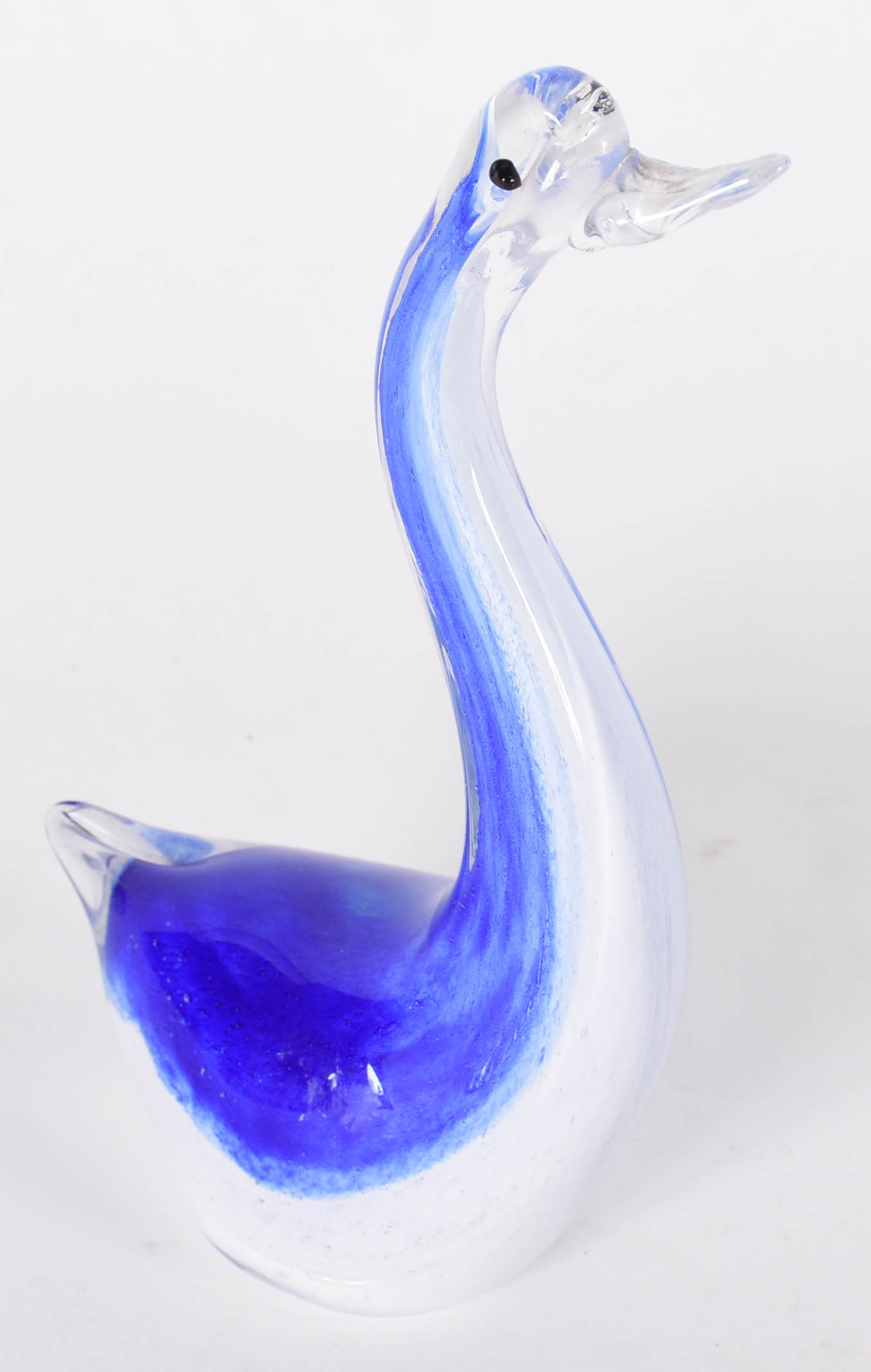Escultura de vidro azul e branco representando cisne. - foto 2 de 4