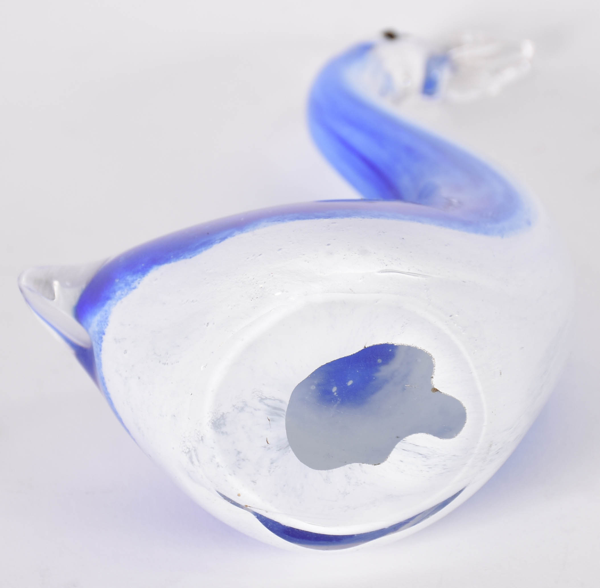 Escultura de vidro azul e branco representando cisne. - foto 4 de 4