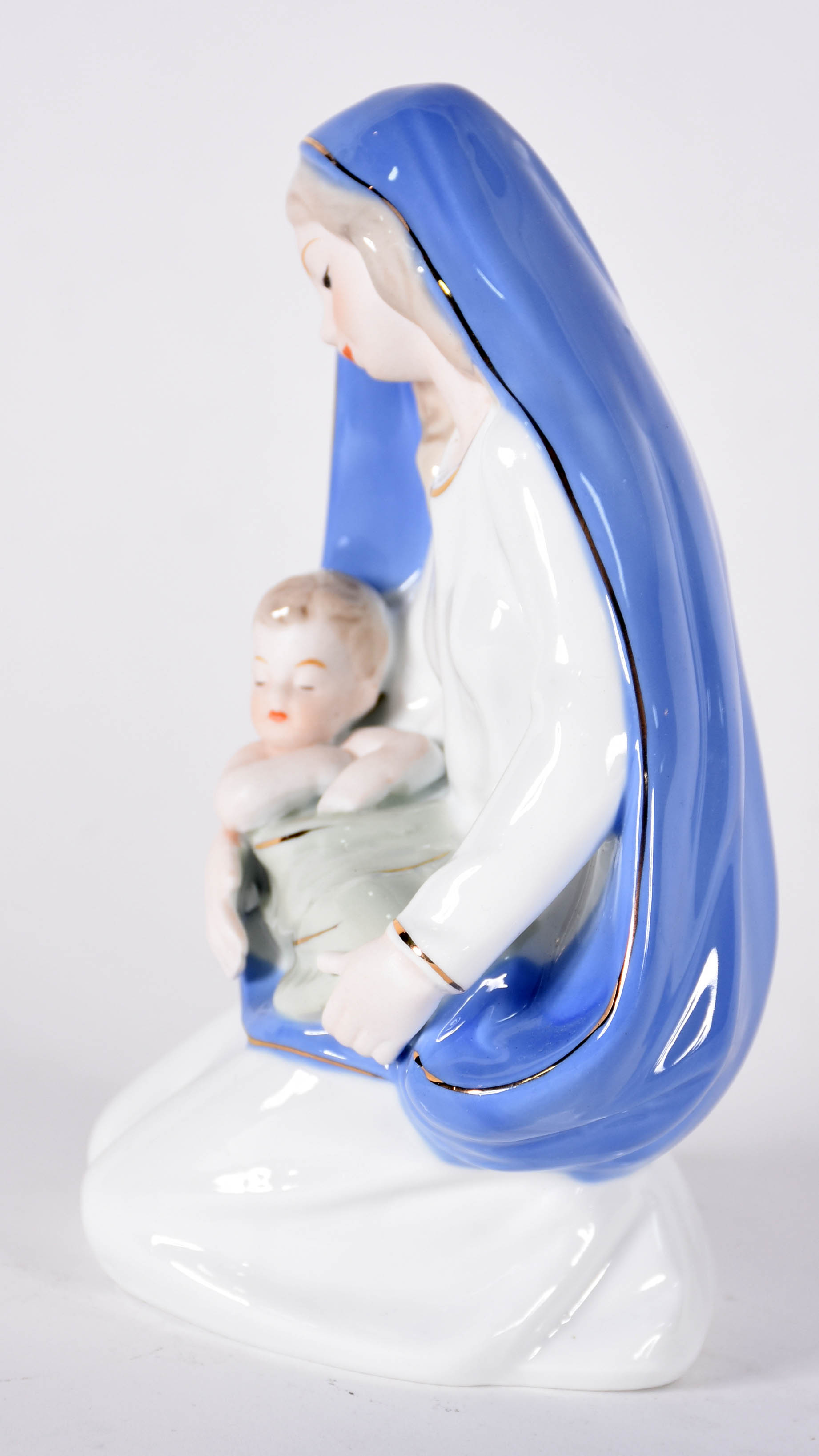 Escultura de porcelana representando mulher com criança. - foto 2 de 4