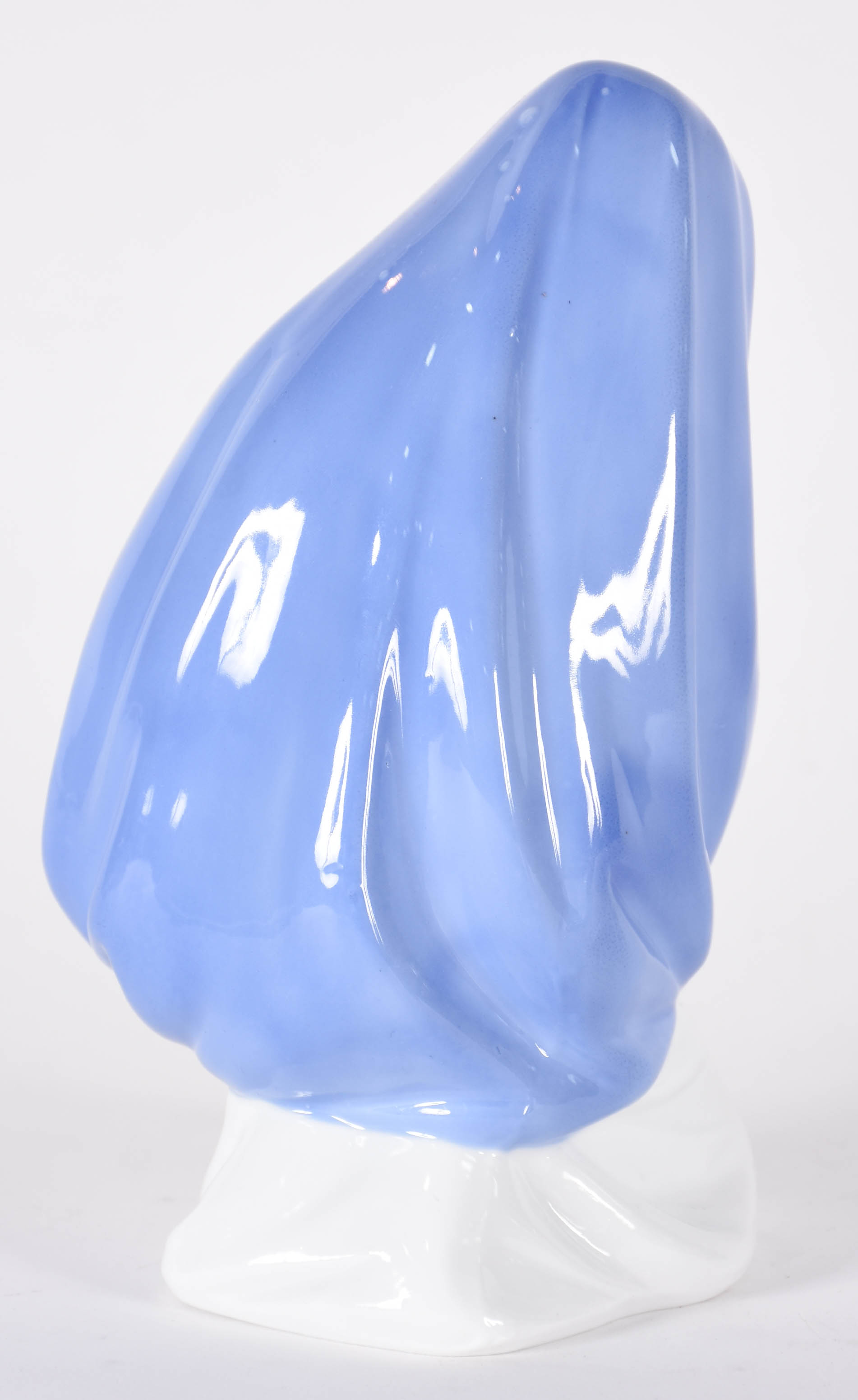 Escultura de porcelana representando mulher com criança. - foto 3 de 4