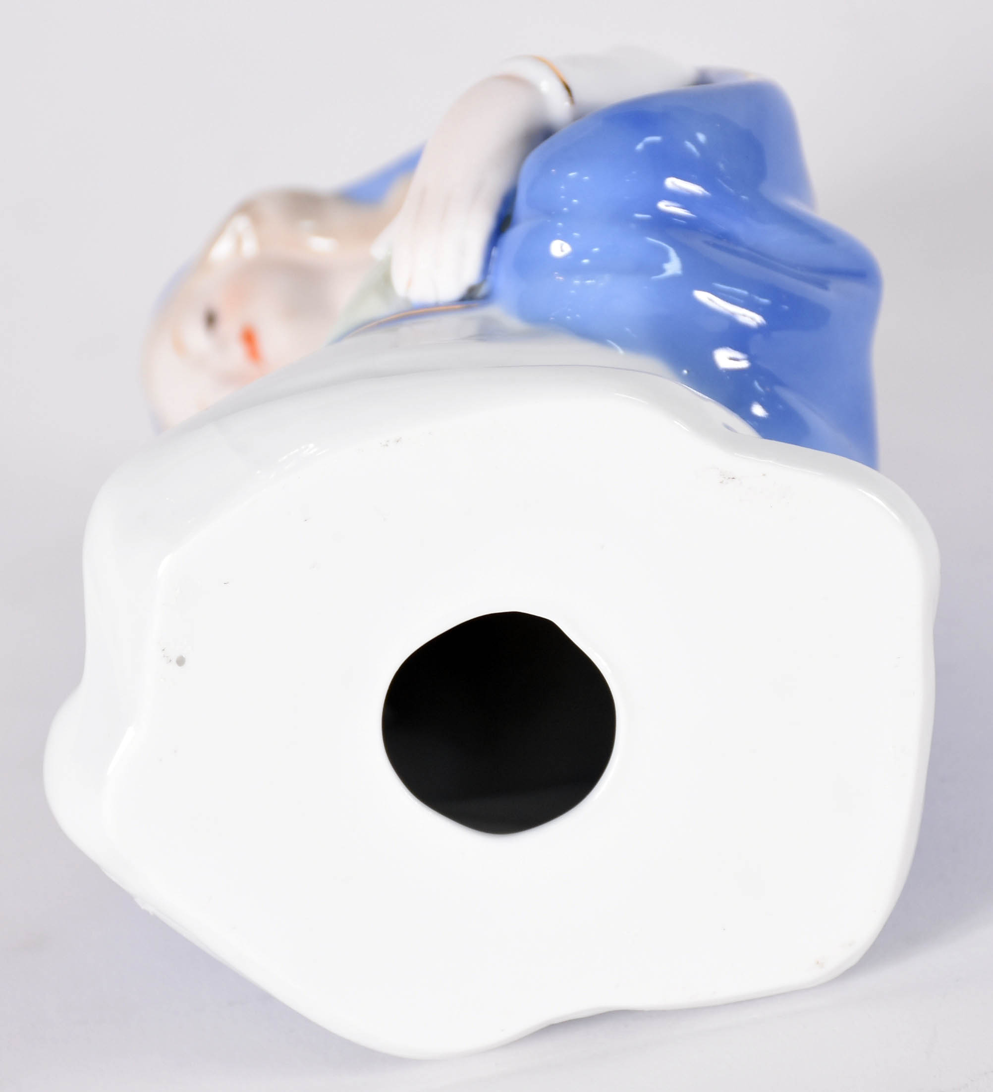 Escultura de porcelana representando mulher com criança. - foto 4 de 4