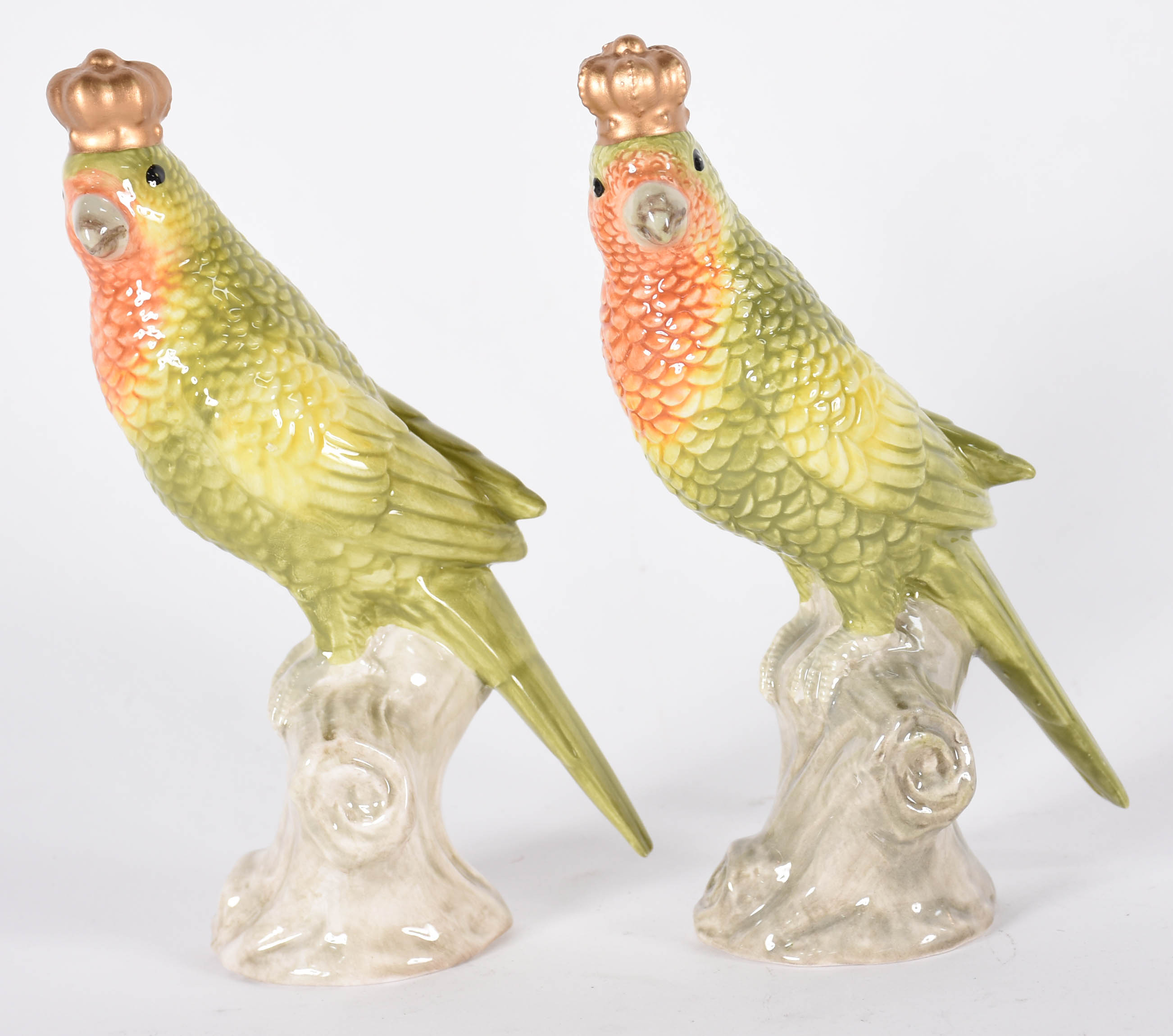 Dois papagaios com coroas de porcelana policromada. - foto 1 de 4
