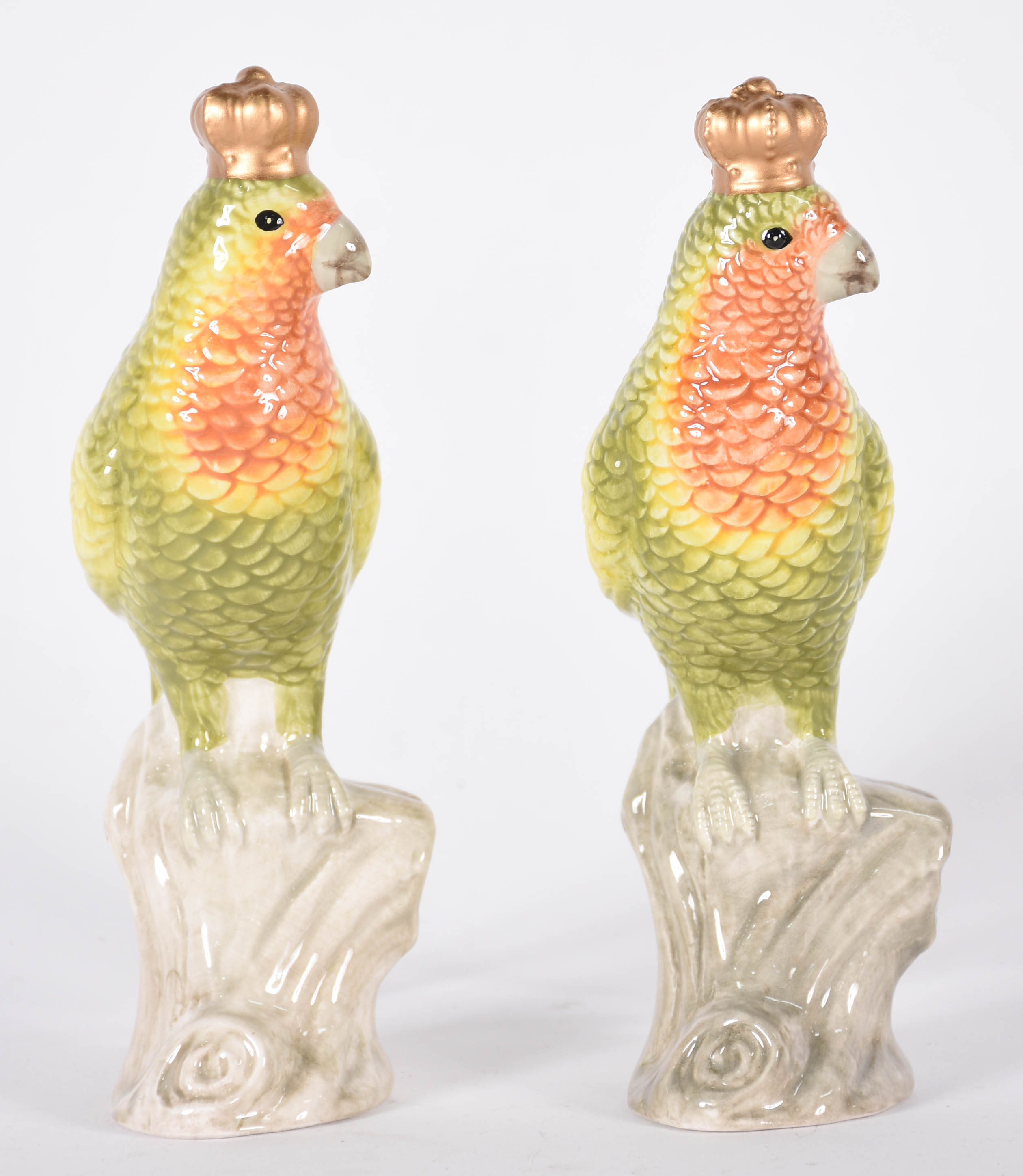 Dois papagaios com coroas de porcelana policromada. - foto 2 de 4