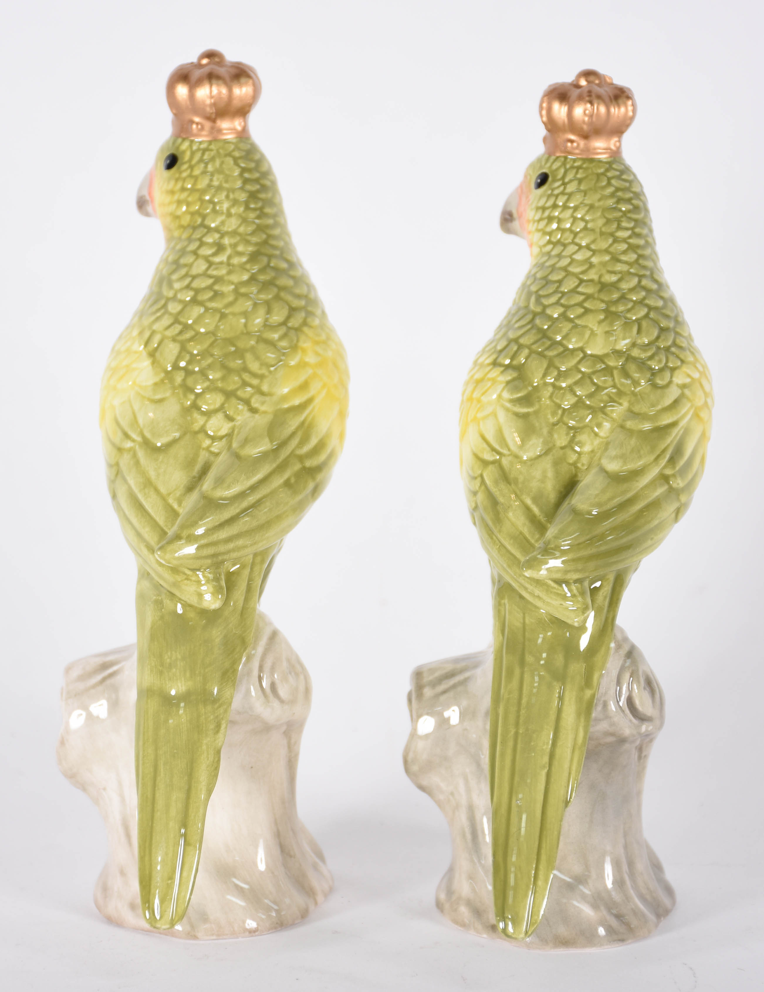 Dois papagaios com coroas de porcelana policromada. - foto 3 de 4