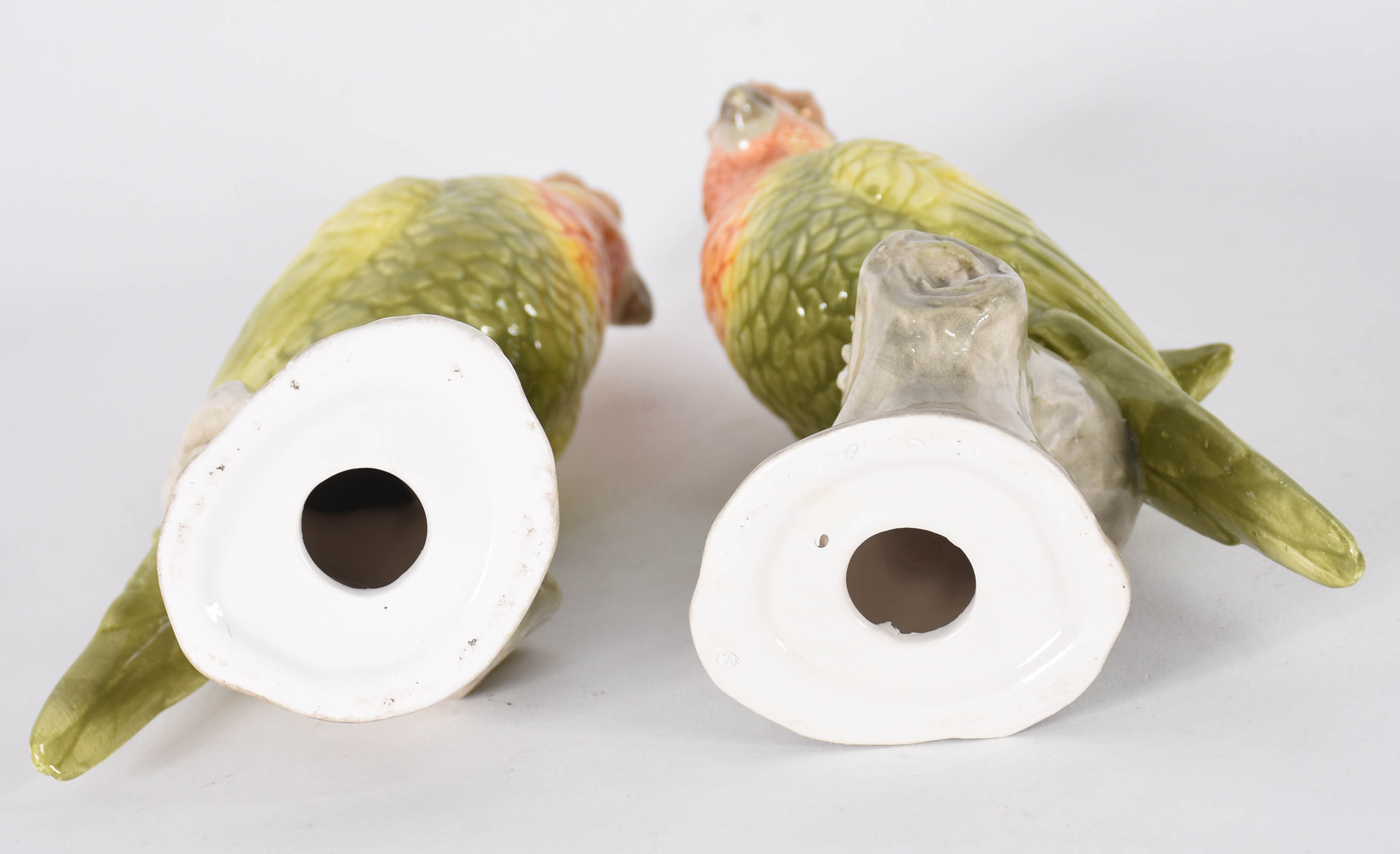 Dois papagaios com coroas de porcelana policromada. - foto 4 de 4