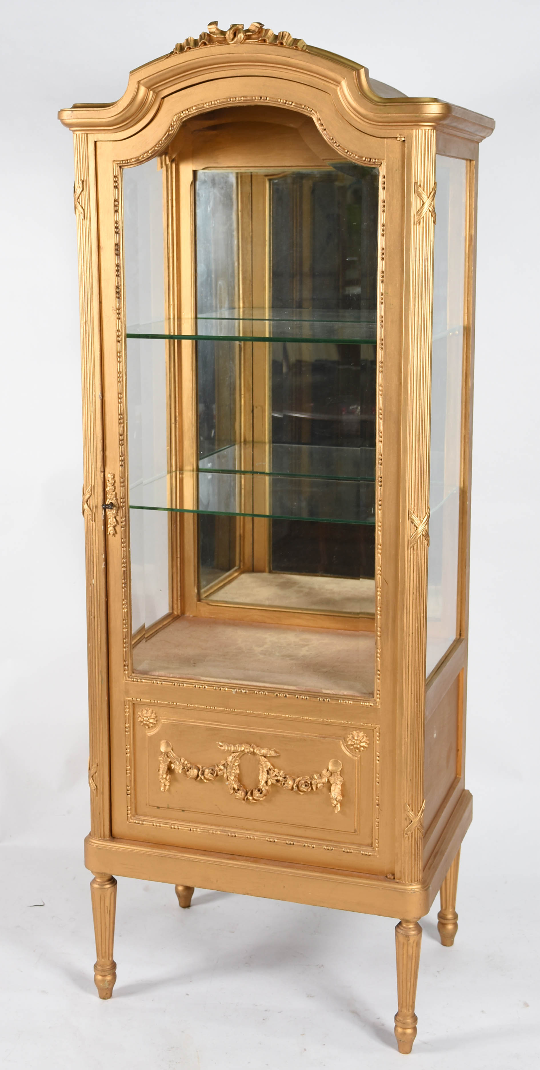 Vitrine estilo frances de madeira dourada, fundo espelhado e... - foto 1 de 5