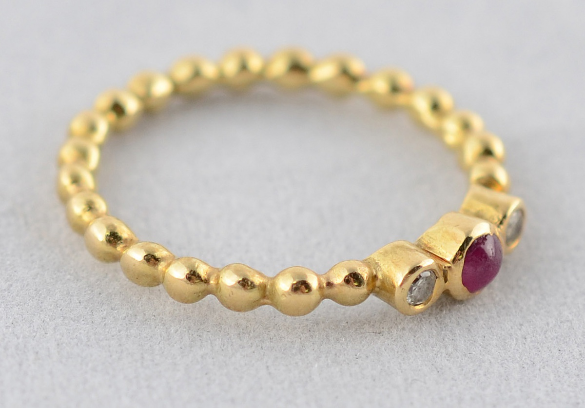 Anel de ouro 18 k com um rubi e dois brilhantes com 0,10 ct - 2,5 g... - foto 1 de 2