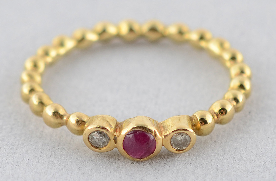 Anel de ouro 18 k com um rubi e dois brilhantes com 0,10 ct - 2,5 g... - foto 2 de 2