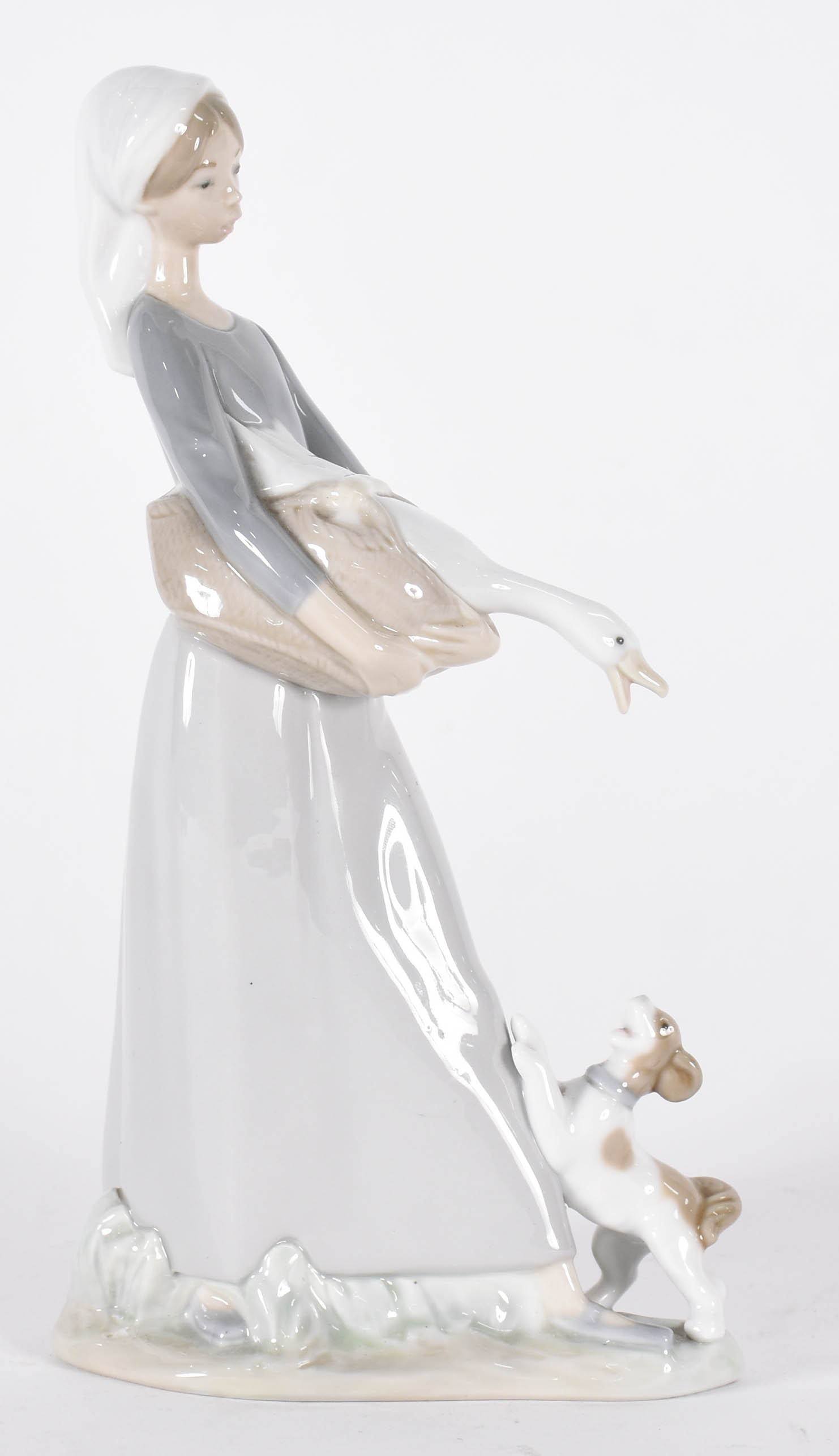Estatueta de porcelana Lladro, representando menina com cão e pato. - foto 1 de 4